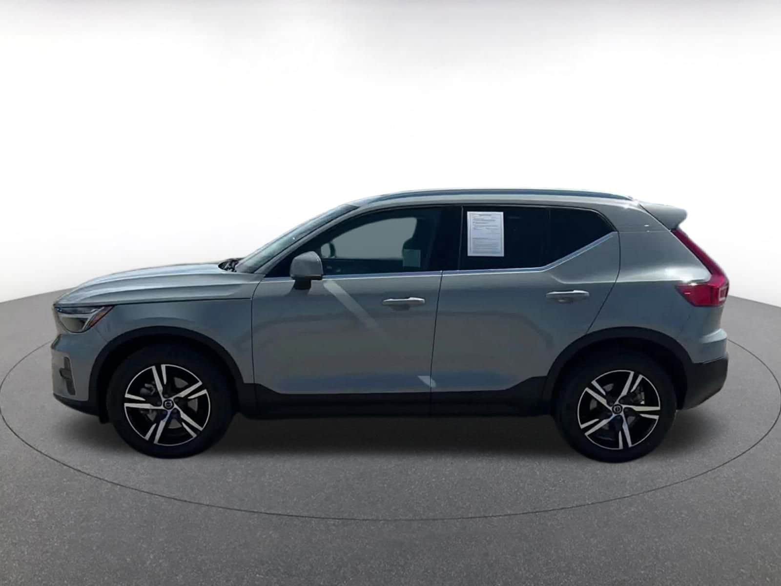 Thumbnail: 2024 Volvo XC40 - 8