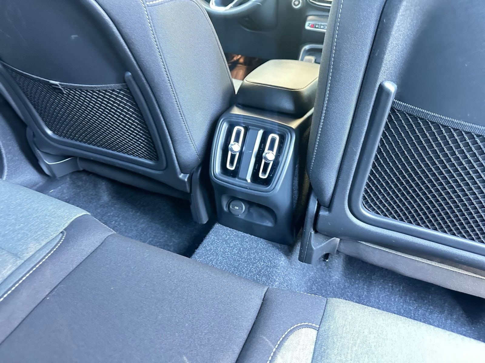 Thumbnail: 2024 Volvo XC40 - 25