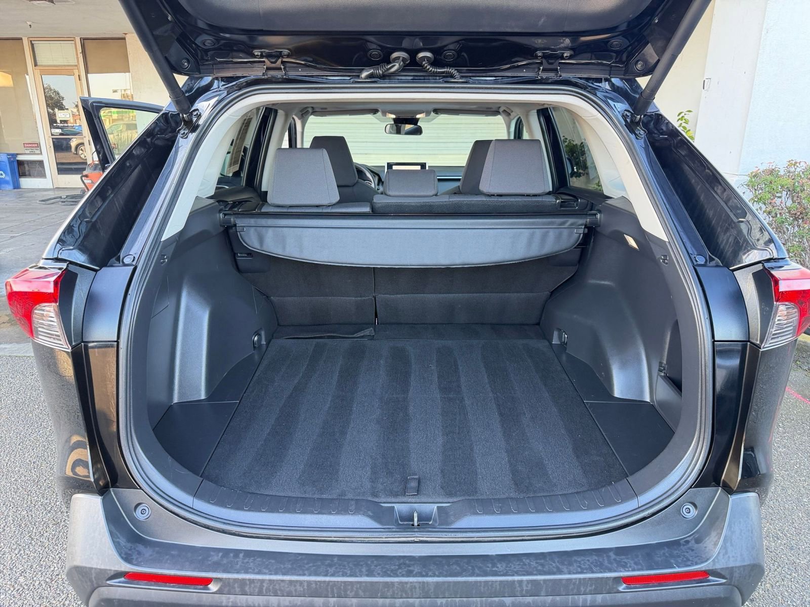 Thumbnail: 2025 Toyota RAV4 - 33