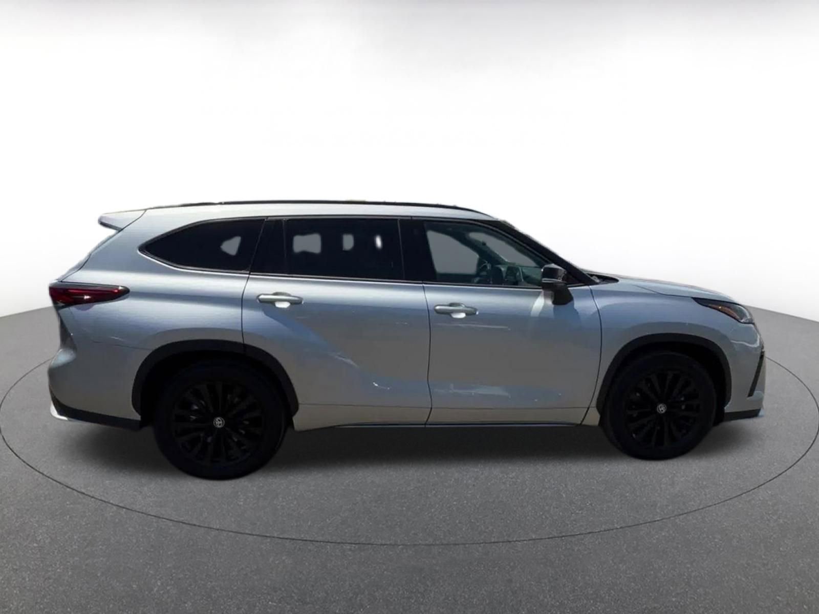 Thumbnail: 2025 Toyota Highlander - 16