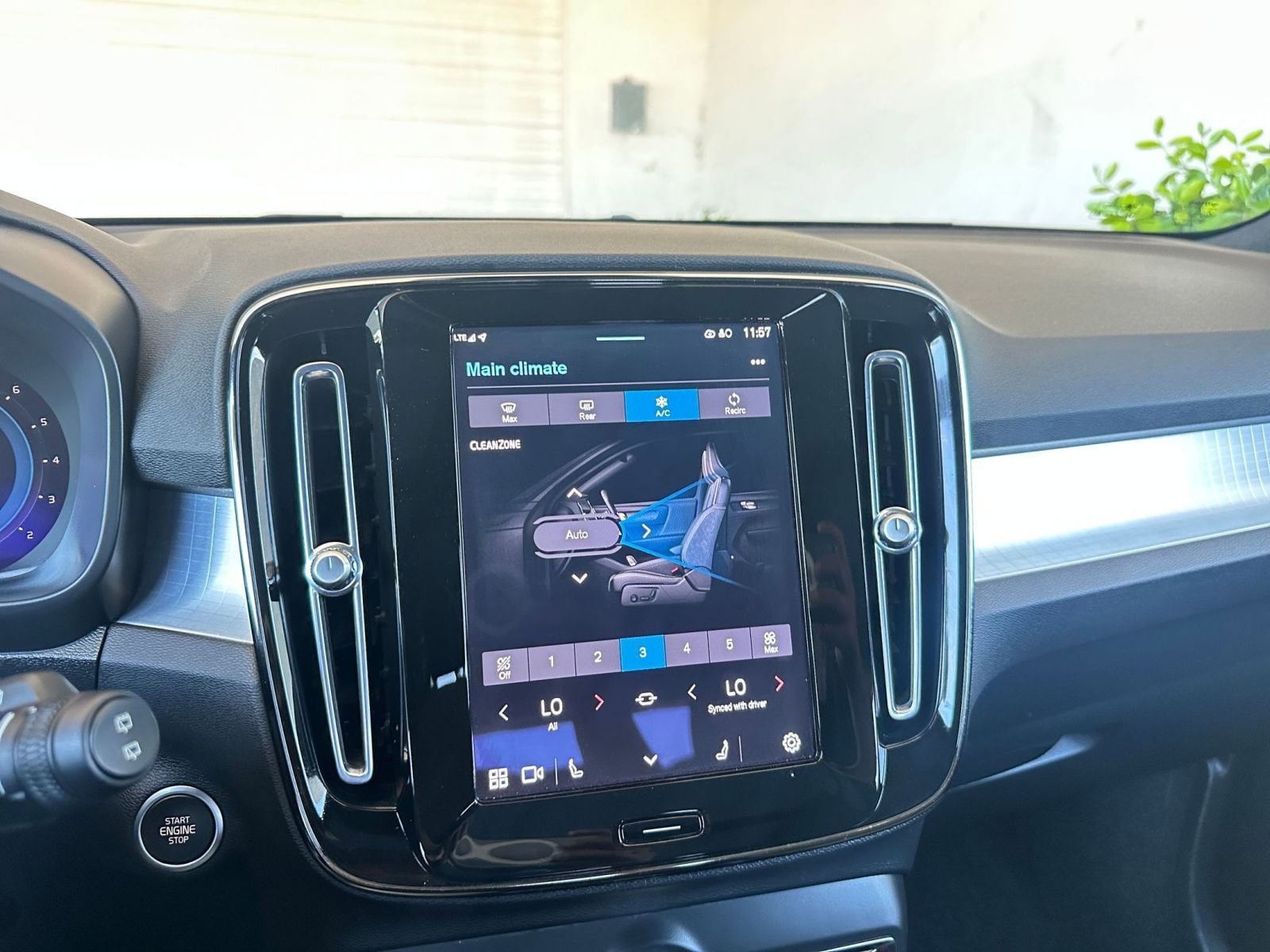 Thumbnail: 2024 Volvo XC40 - 22