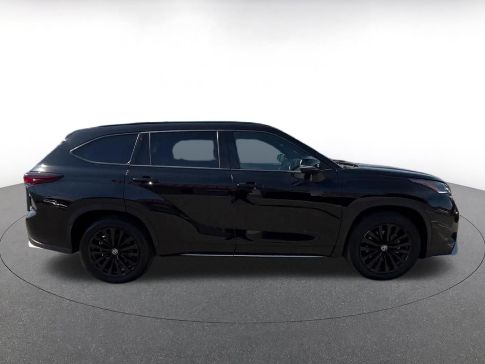 Thumbnail: 2025 Toyota Highlander - 16