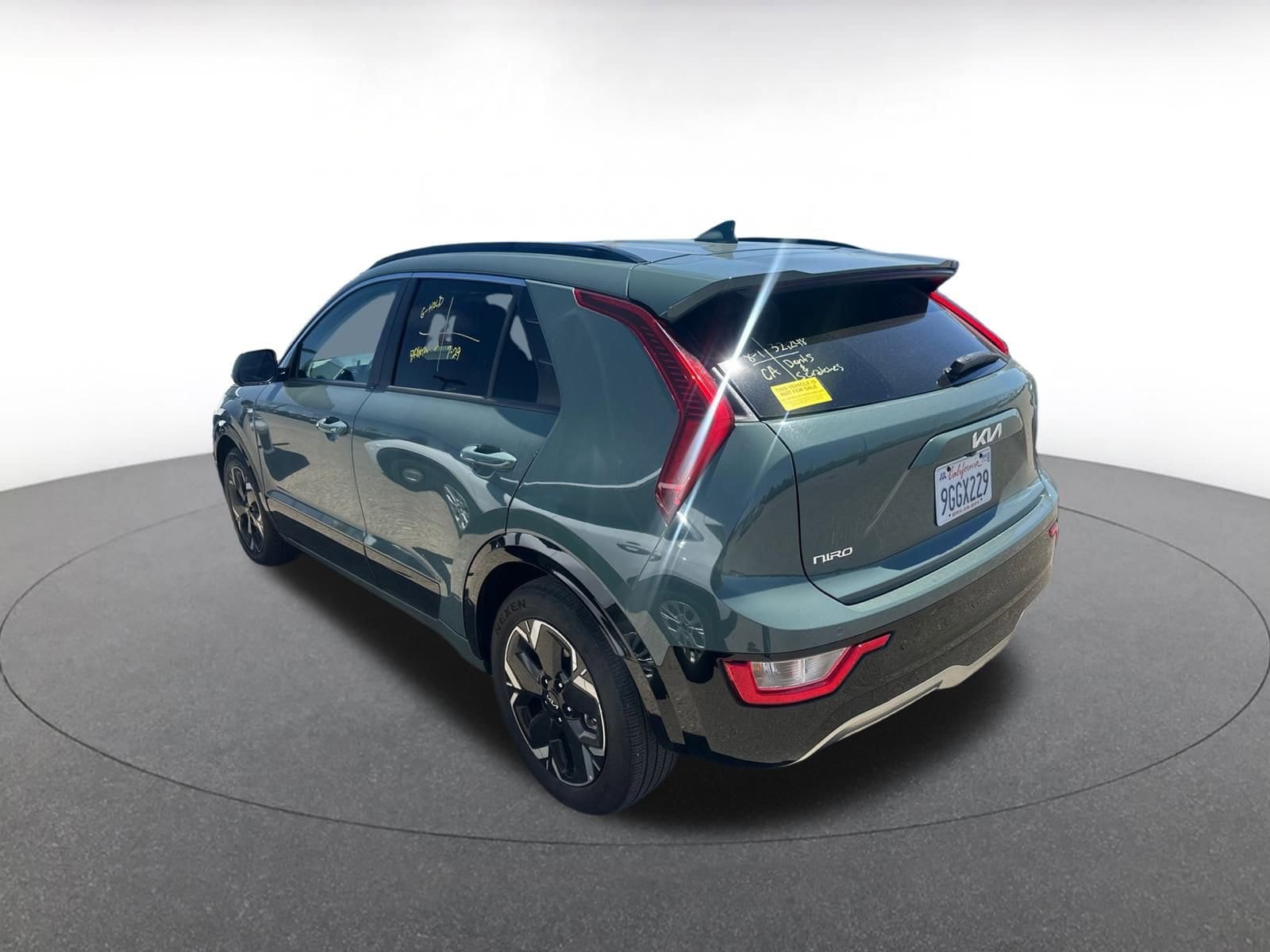 Thumbnail: 2023 Kia Niro - 4