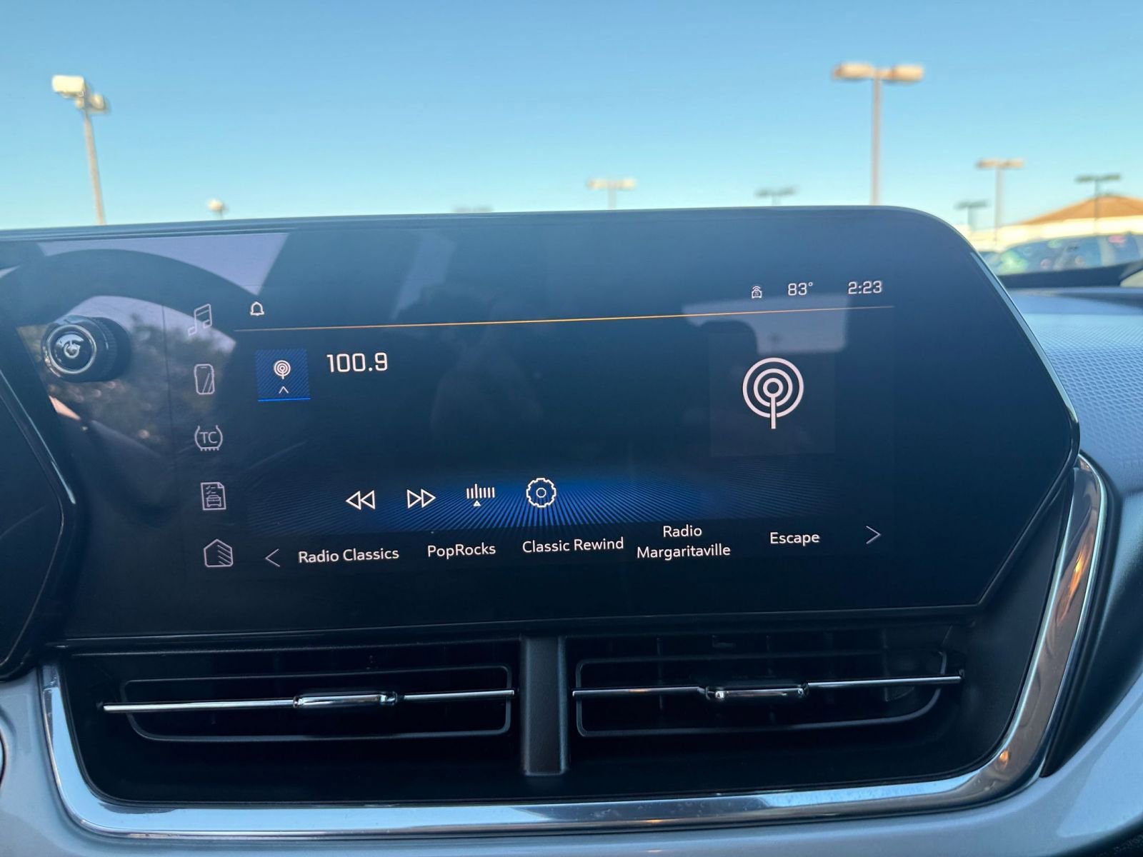 Thumbnail: 2025 Chevrolet Trax - 21