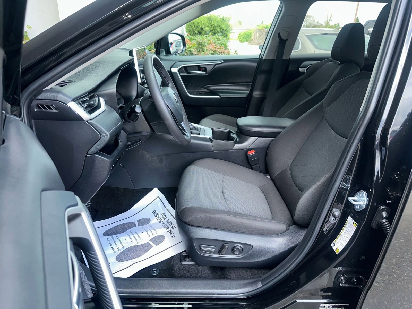 2024 Toyota RAV4 XLE 27