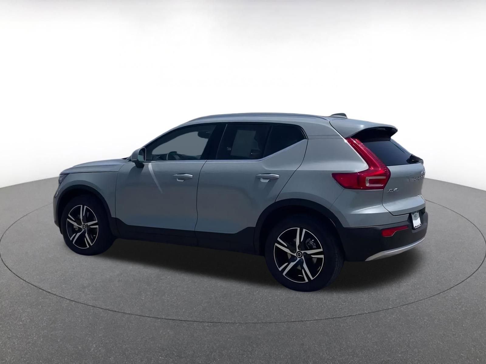 Thumbnail: 2024 Volvo XC40 - 10