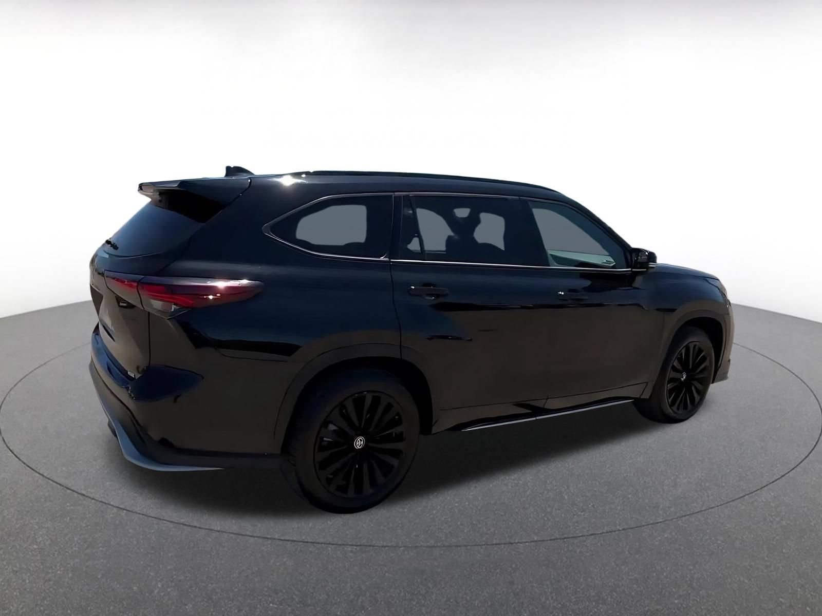 Thumbnail: 2024 Toyota Highlander - 15
