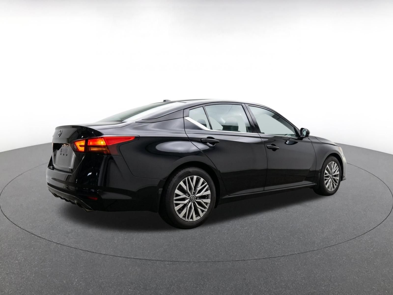 Thumbnail: 2025 Nissan Altima - 9