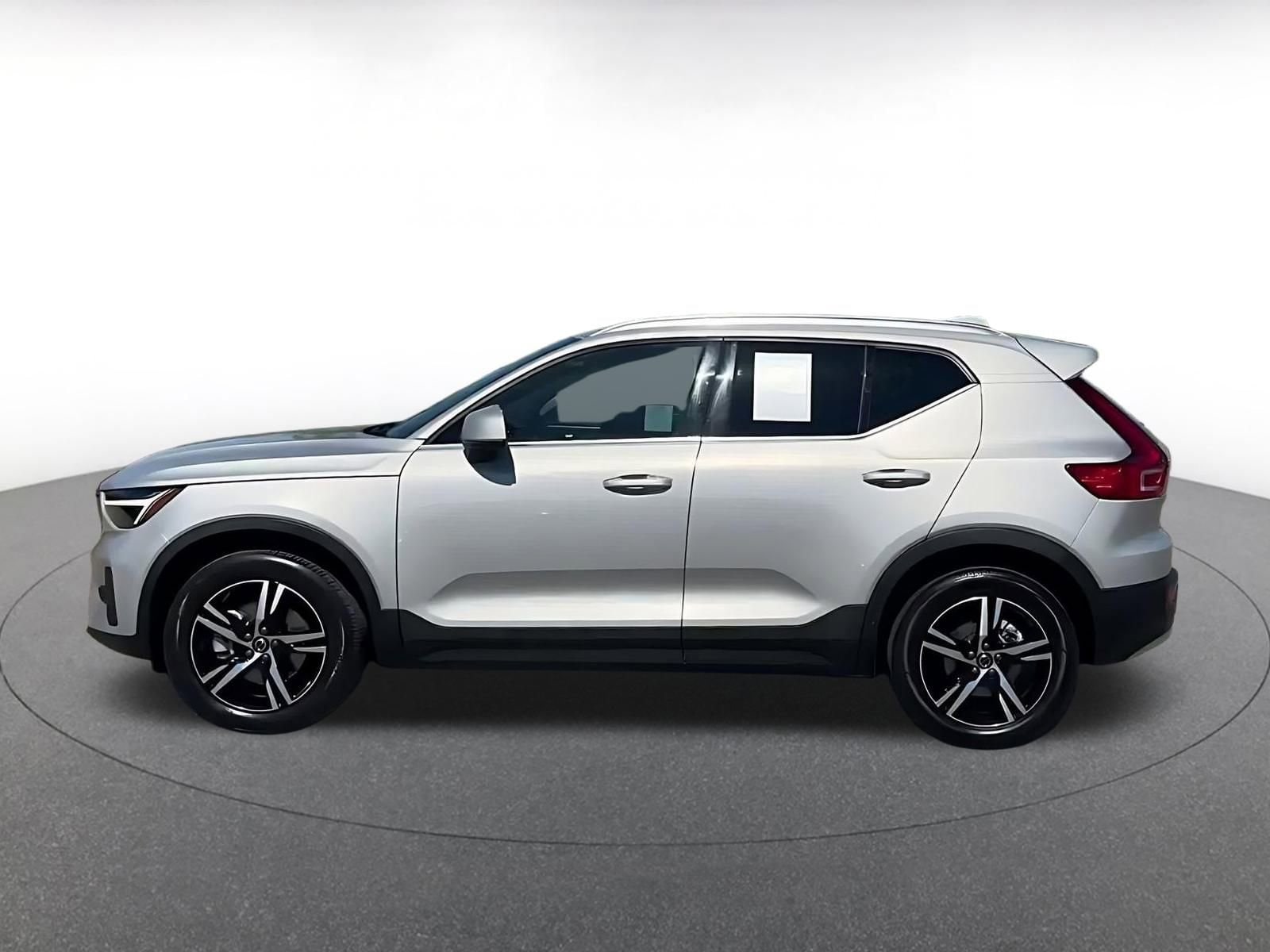 Thumbnail: 2024 Volvo XC40 - 10