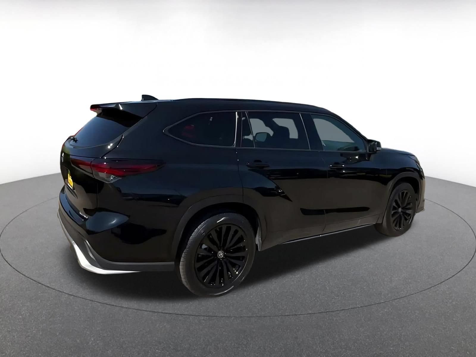 Thumbnail: 2025 Toyota Highlander - 13