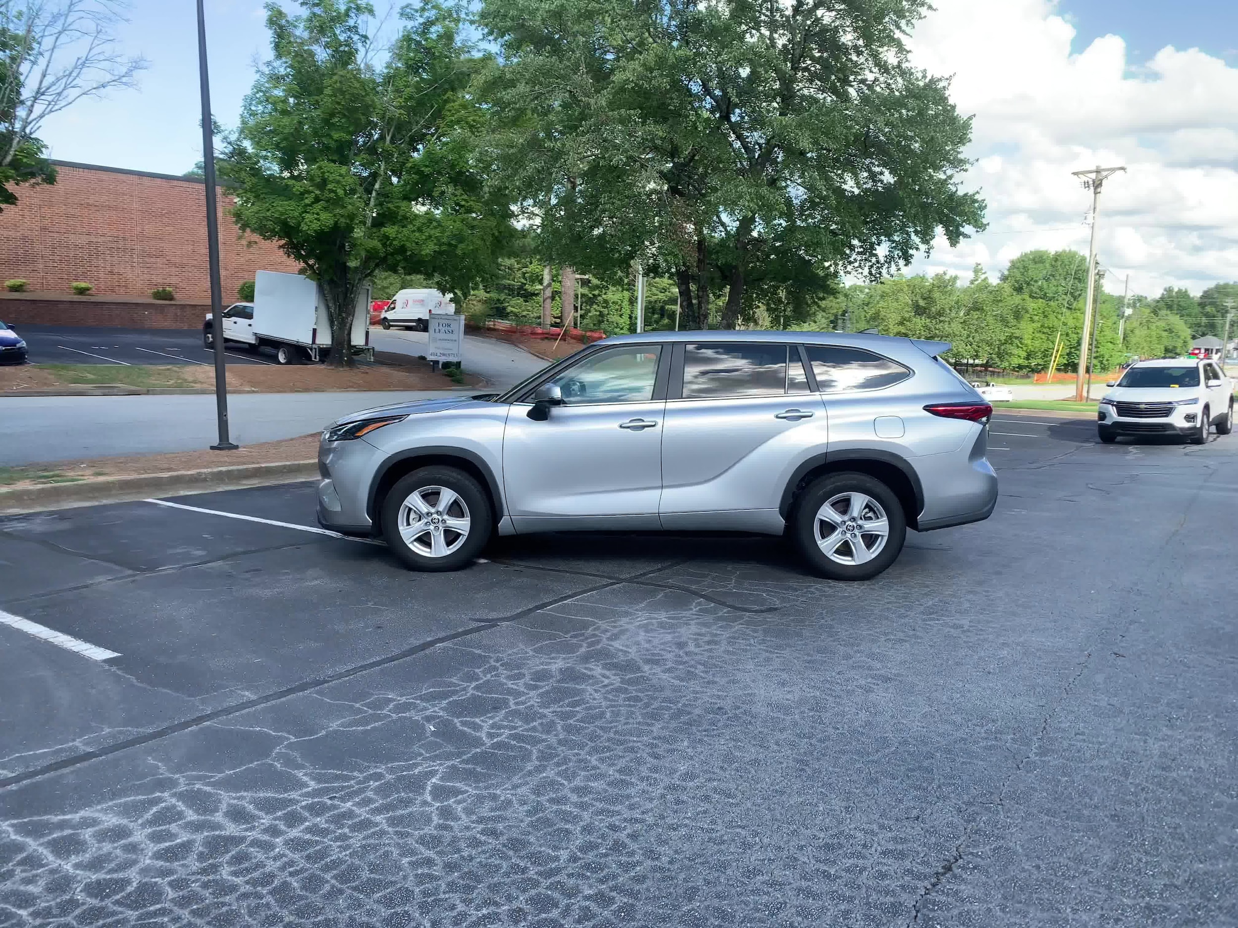 2023 Toyota Highlander LE 8