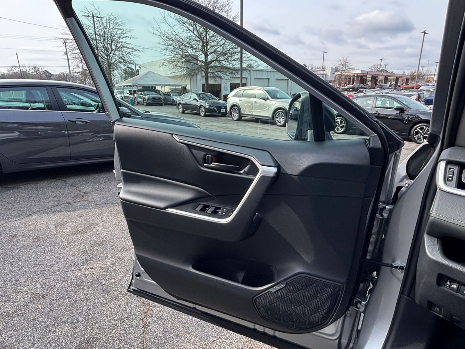 Thumbnail: 2025 Toyota RAV4 - 18