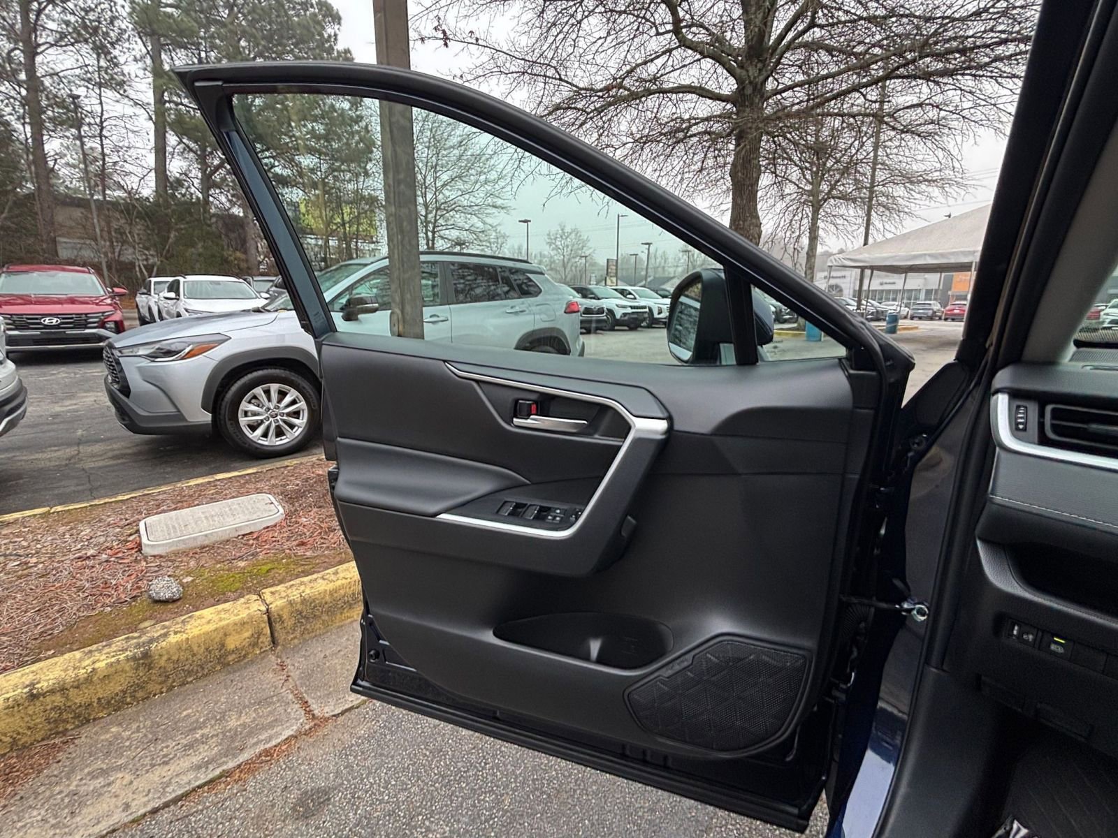 Thumbnail: 2025 Toyota RAV4 - 20