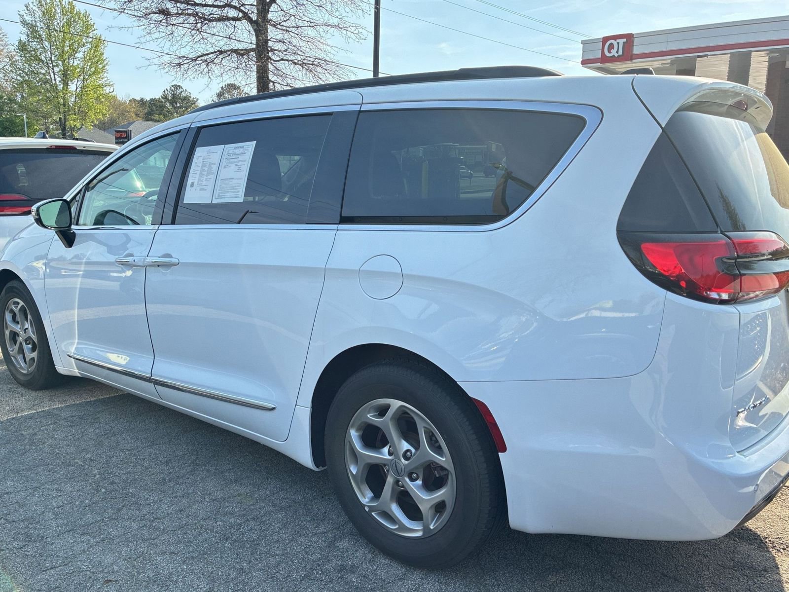 Thumbnail: 2023 Chrysler Pacifica - 5