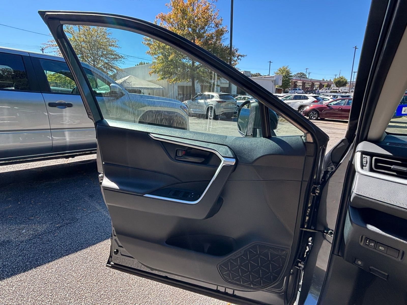 Thumbnail: 2025 Toyota RAV4 - 20