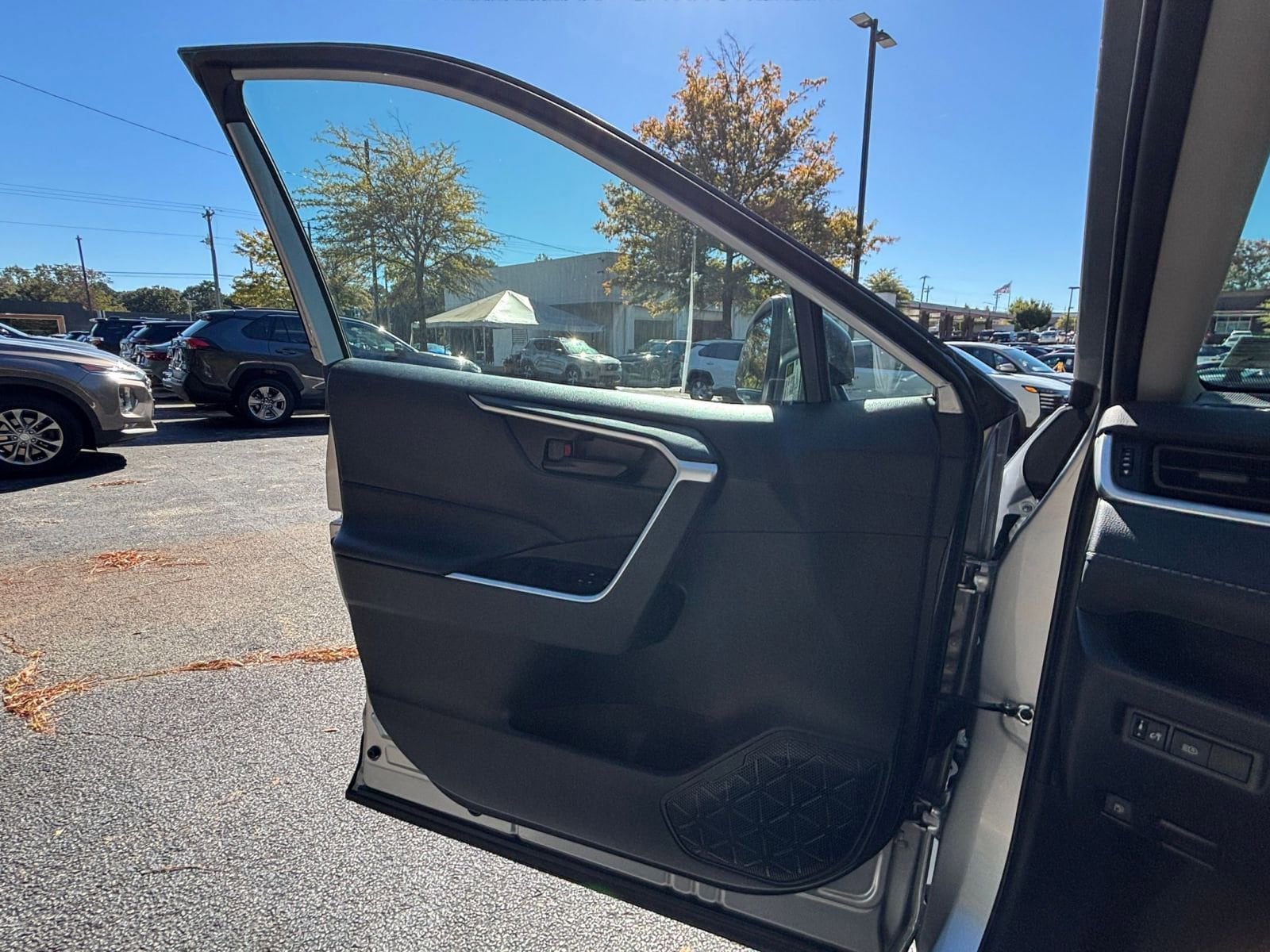 Thumbnail: 2025 Toyota RAV4 - 20