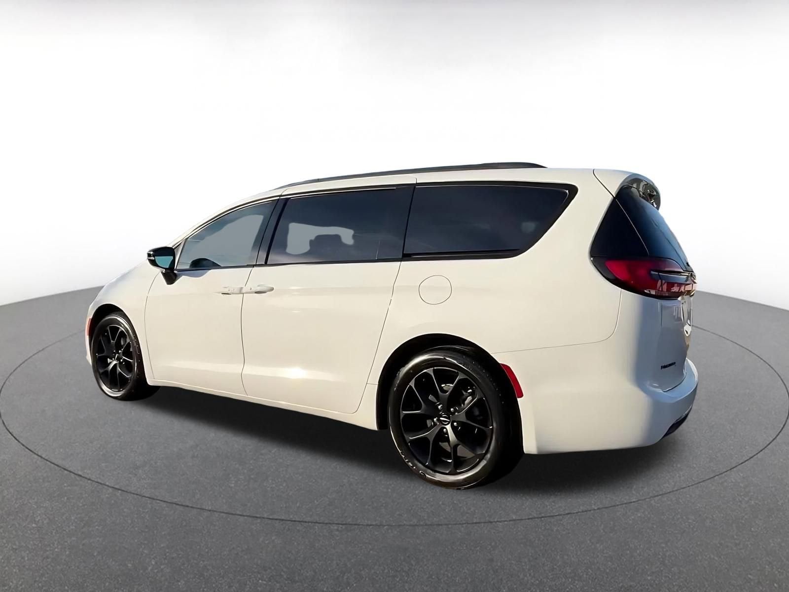 Thumbnail: 2025 Chrysler Pacifica - 10