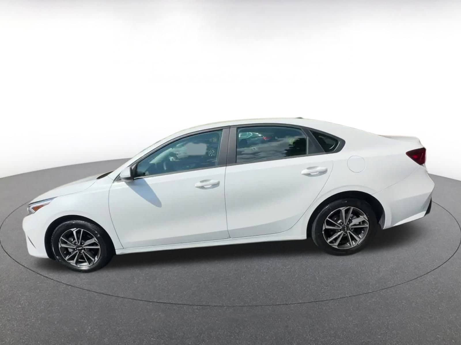 Thumbnail: 2024 Kia Forte - 9