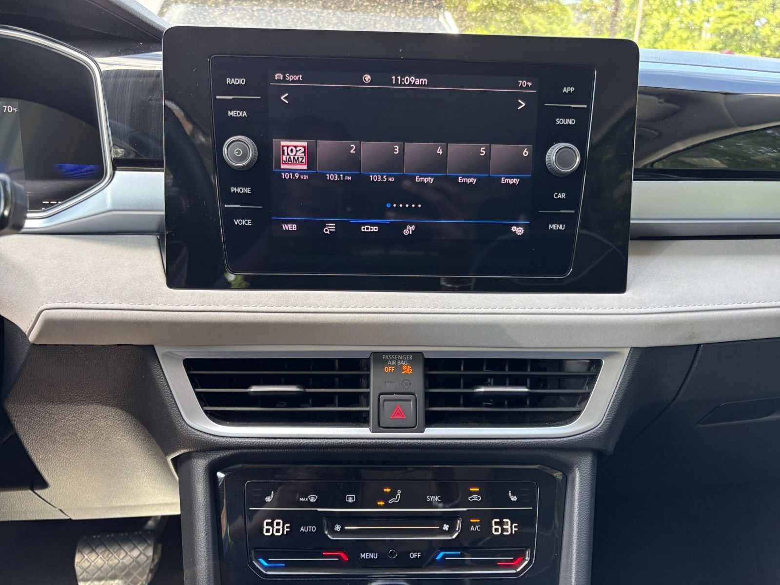 Thumbnail: 2025 Volkswagen Taos - 20