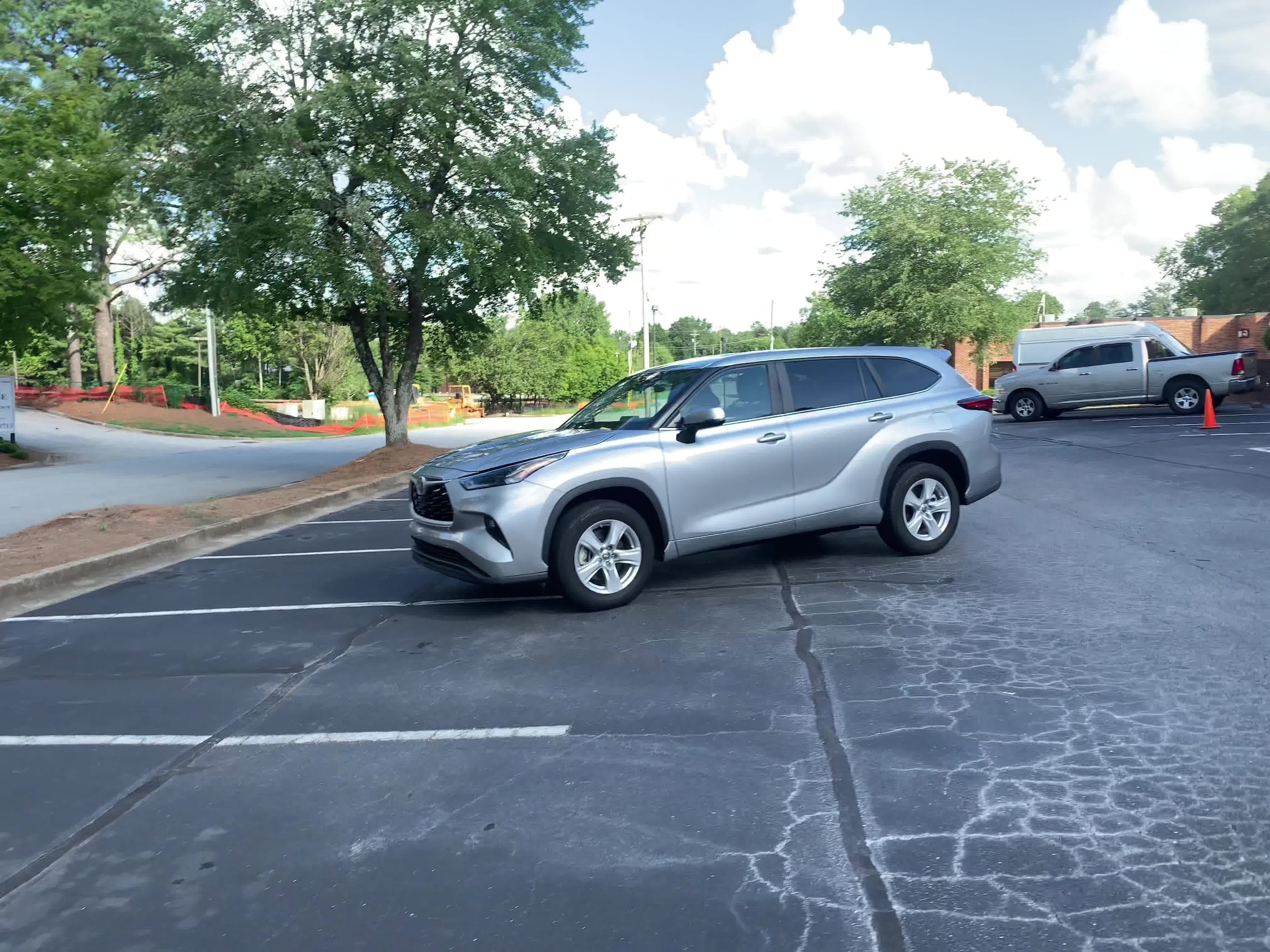 2023 Toyota Highlander LE 7