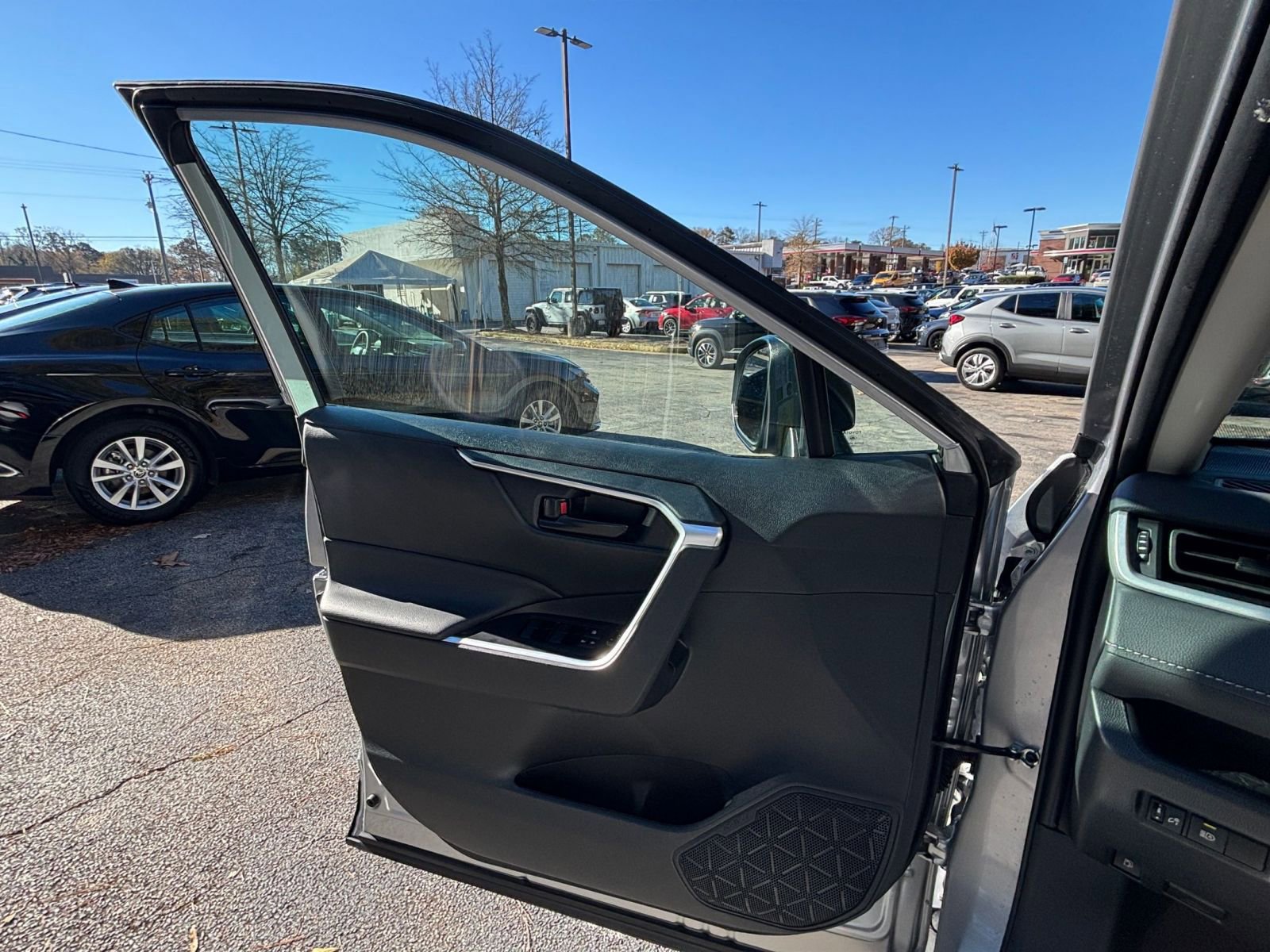 Thumbnail: 2025 Toyota RAV4 - 20