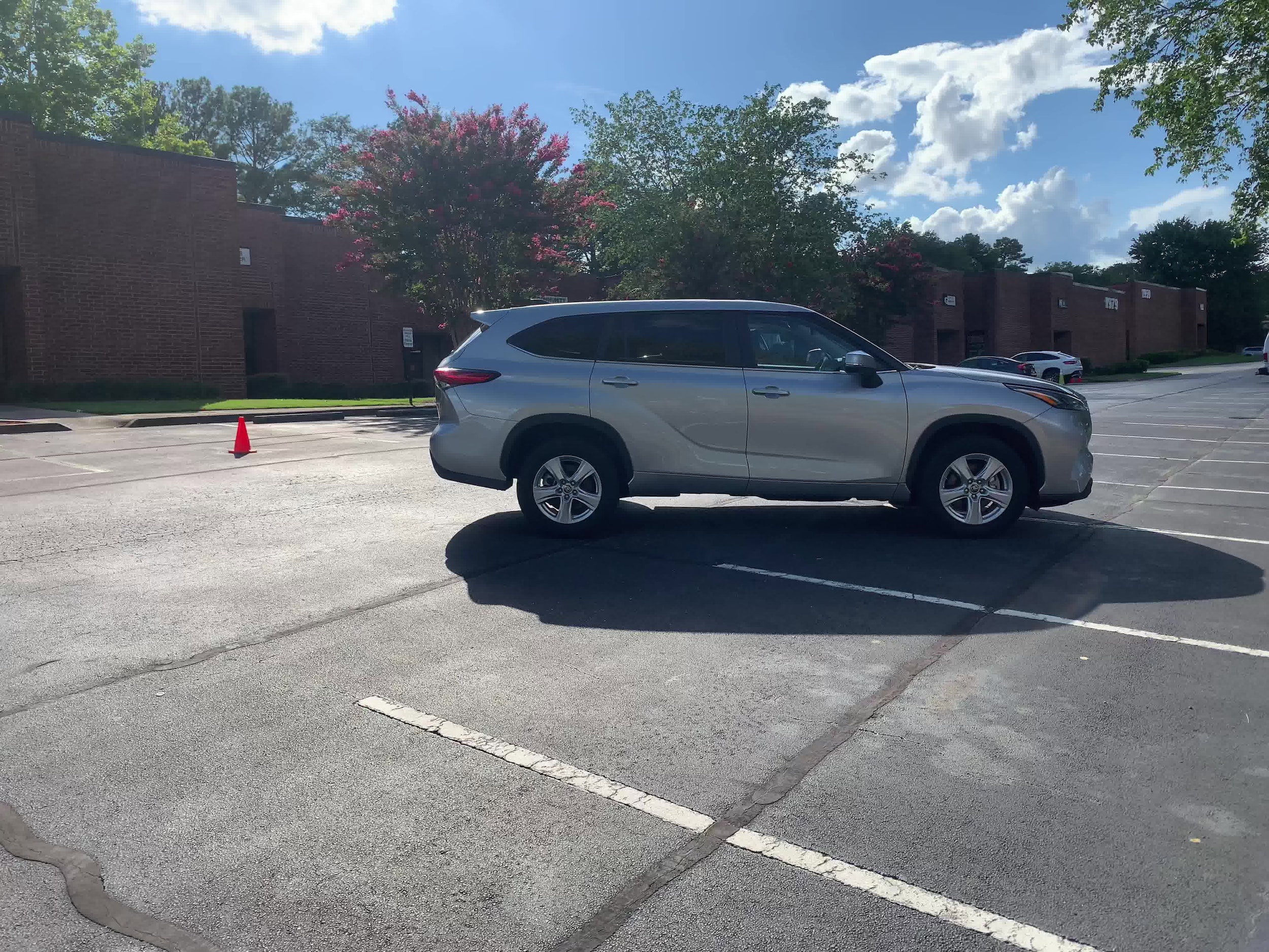 2023 Toyota Highlander LE 16