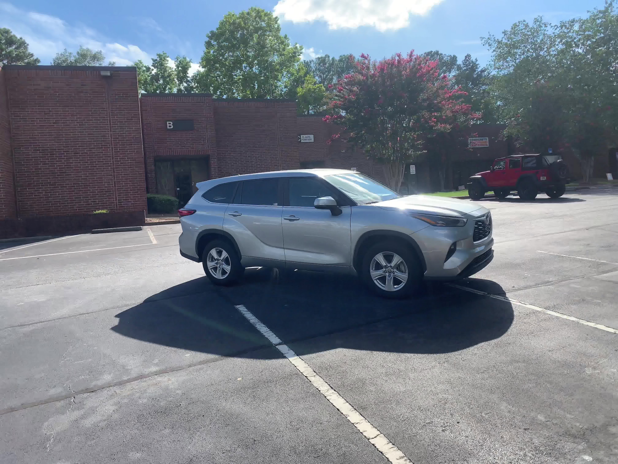 2023 Toyota Highlander LE 2