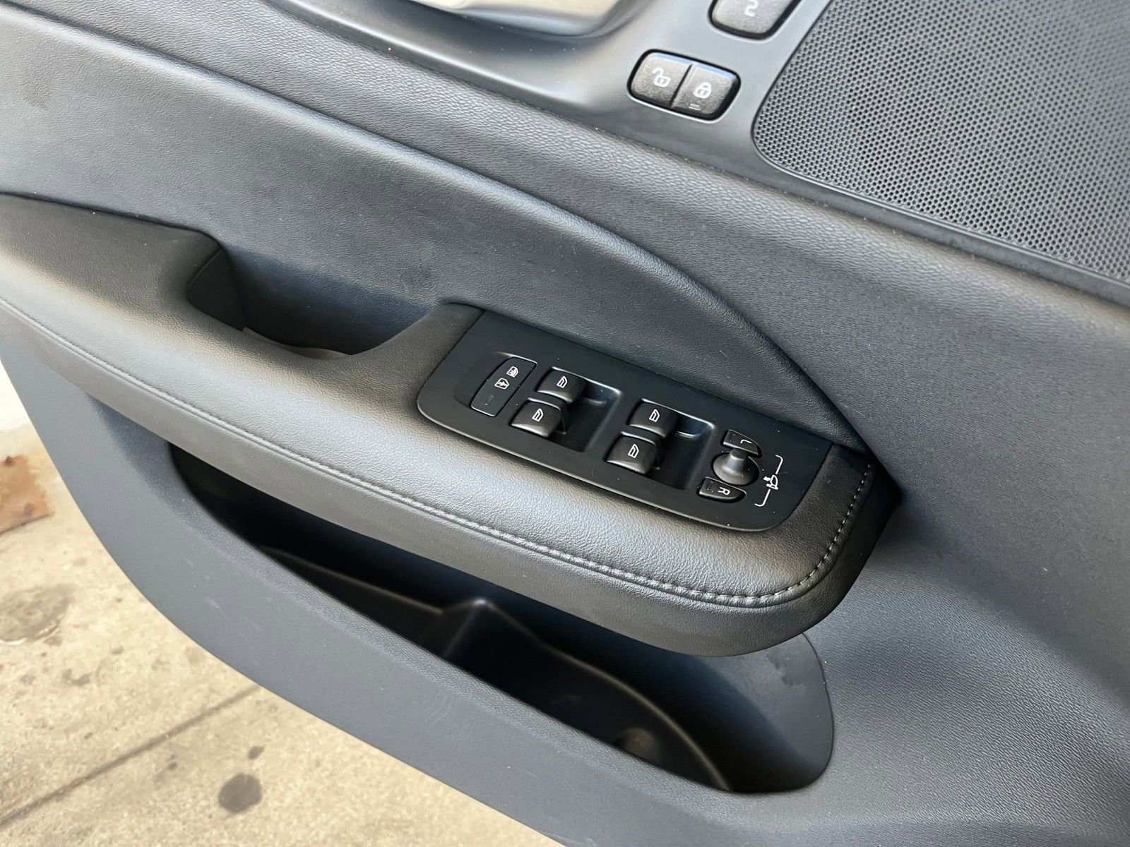 Thumbnail: 2025 Volvo S60 - 20