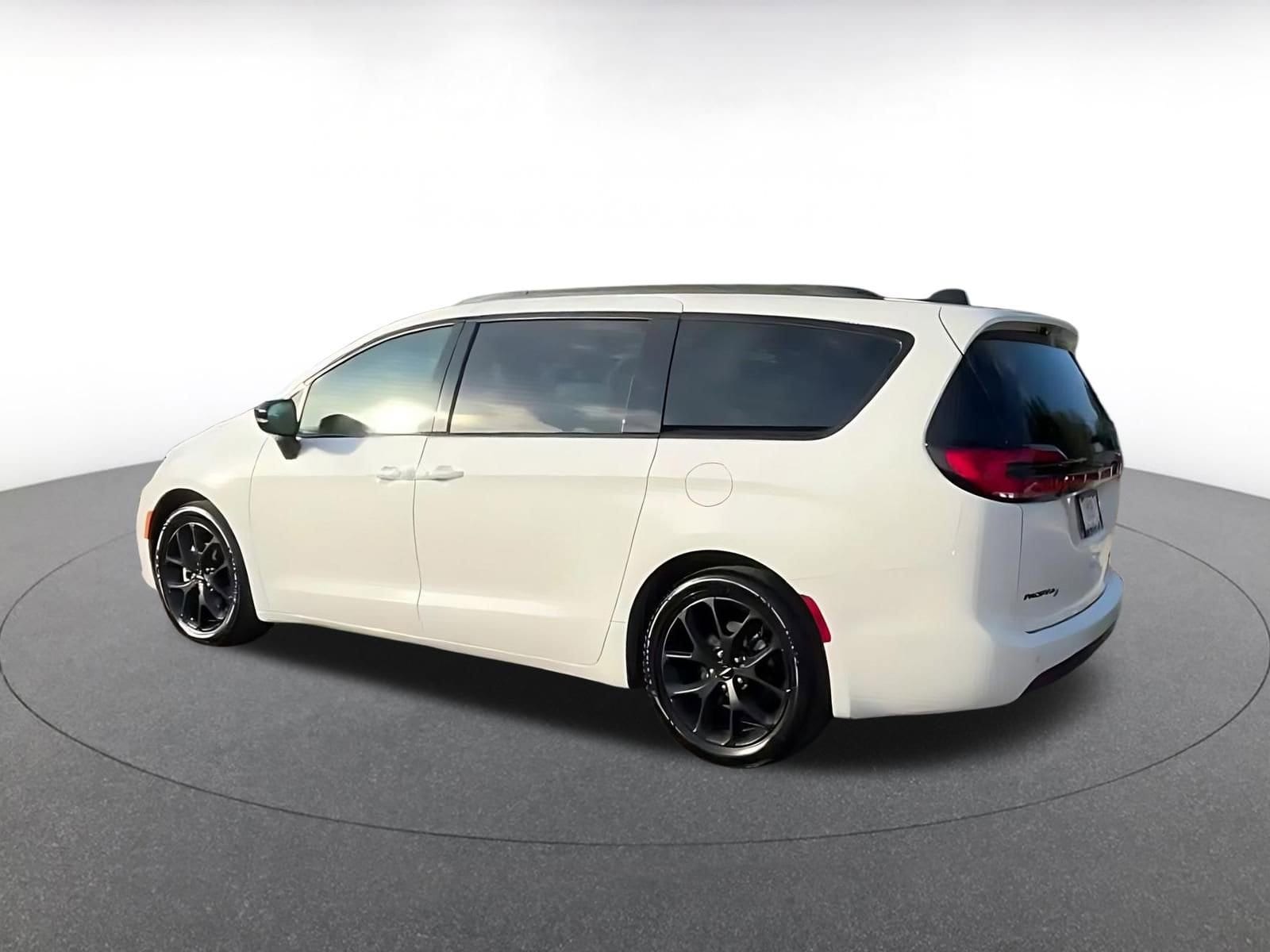 Thumbnail: 2025 Chrysler Pacifica - 10