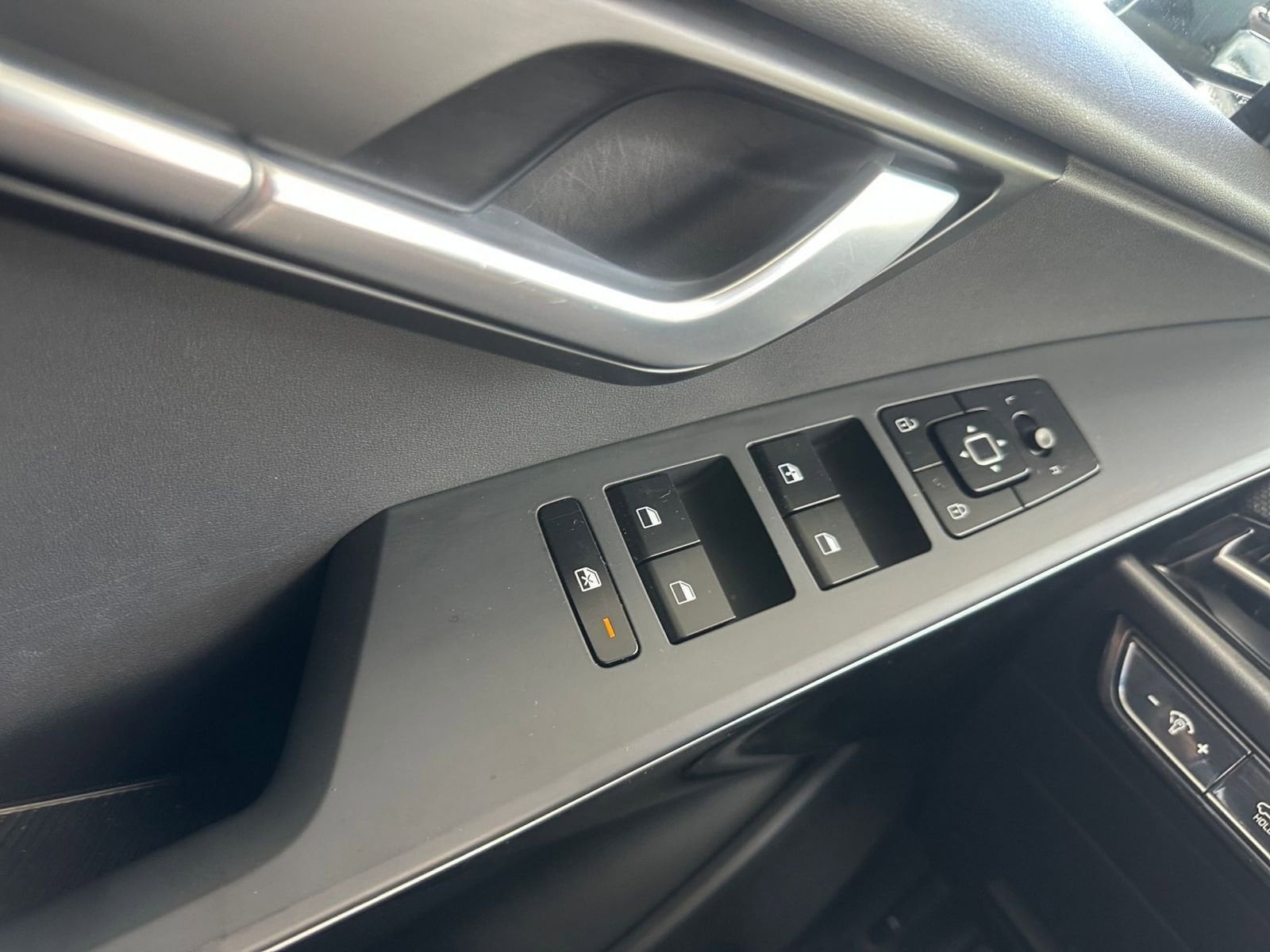 Thumbnail: 2023 Kia Niro - 26