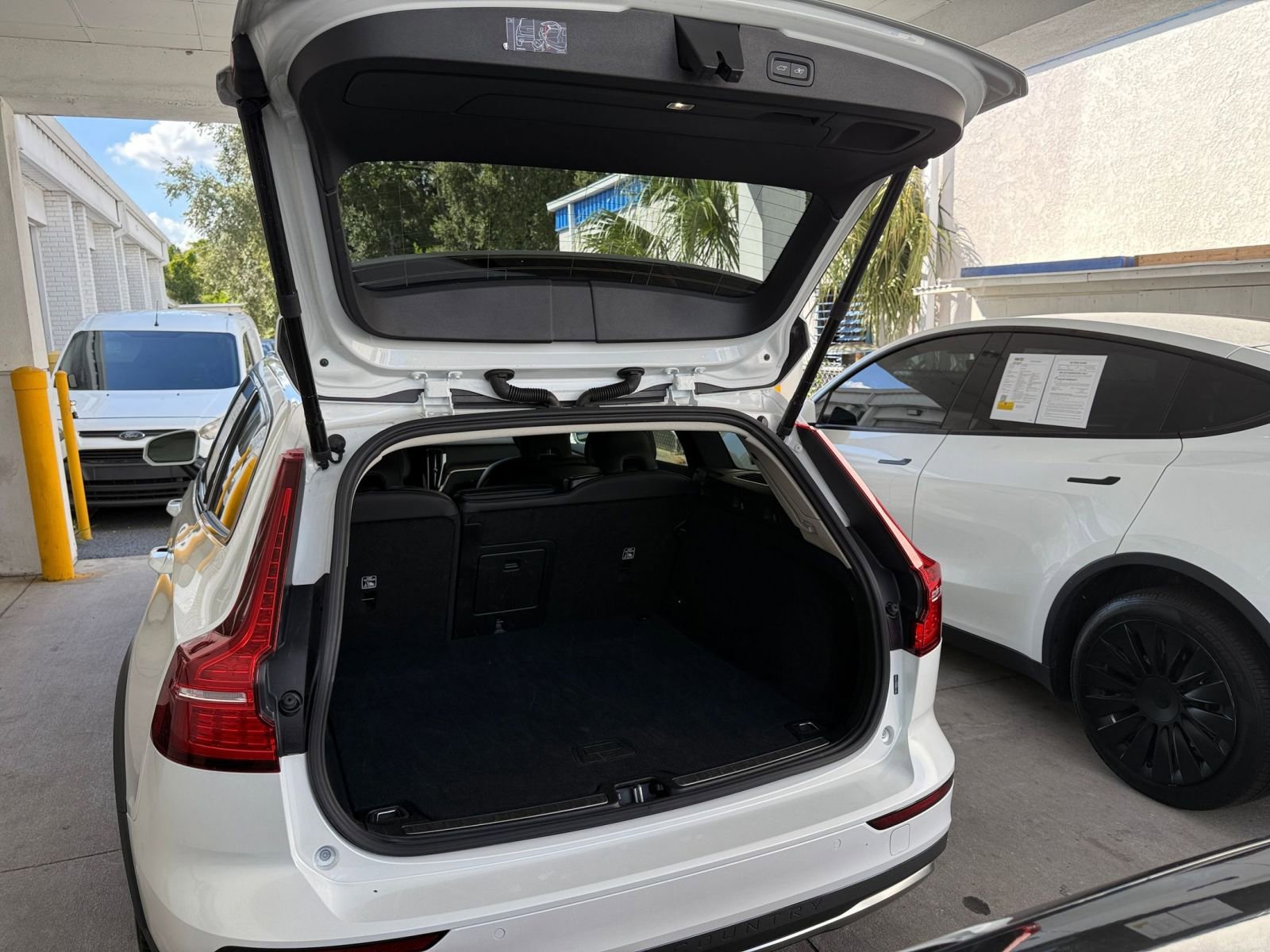 Thumbnail: 2025 Volvo S60 - 31