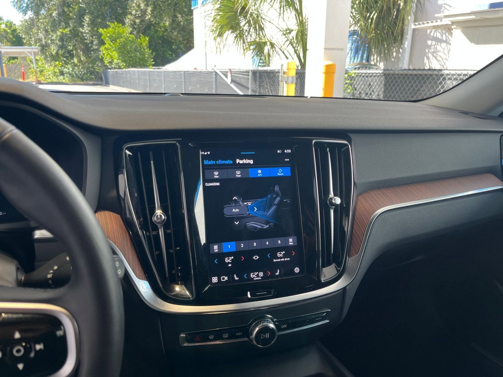 Thumbnail: 2025 Volvo S60 - 21