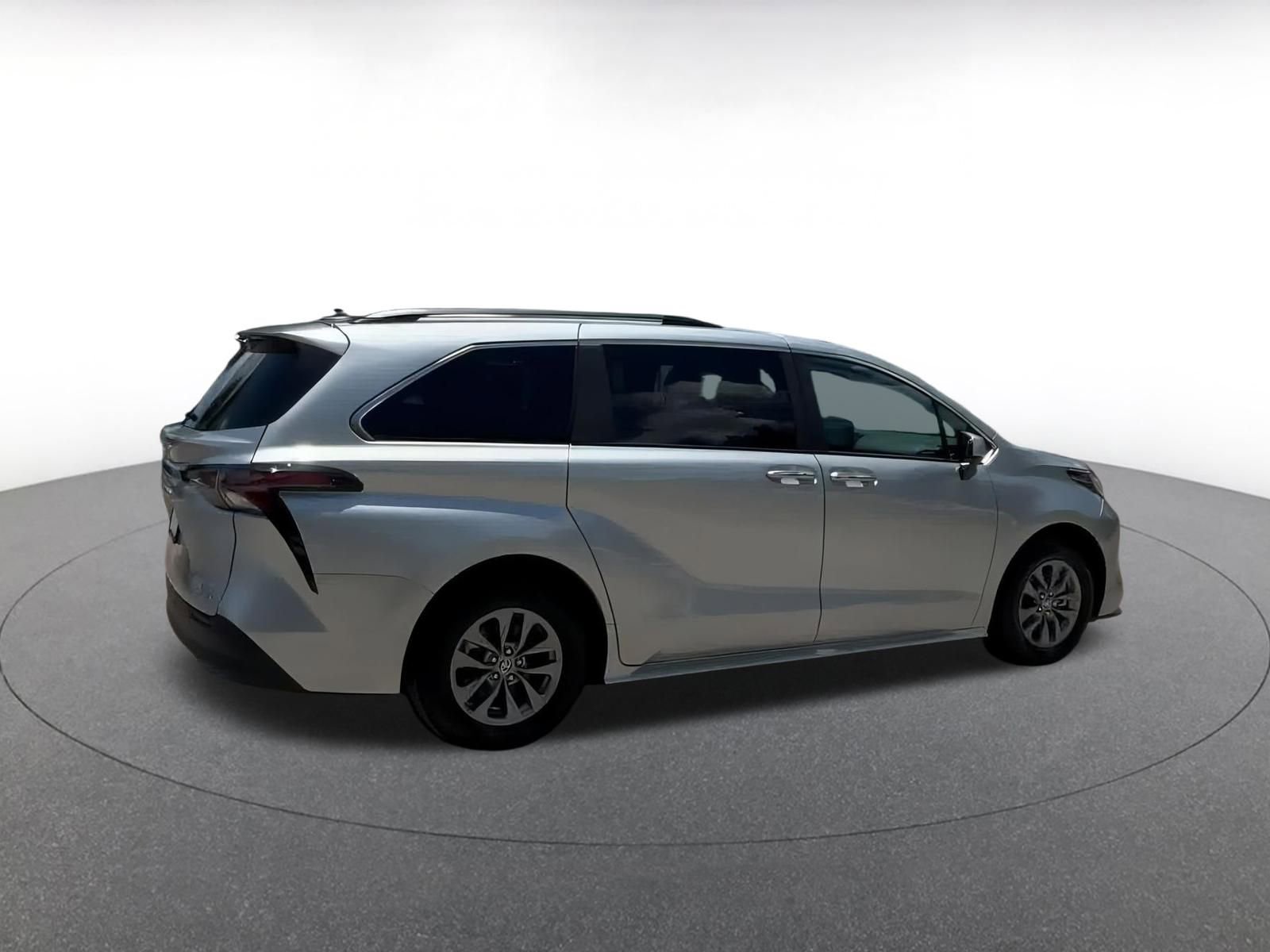 Thumbnail: 2024 Toyota Sienna - 13