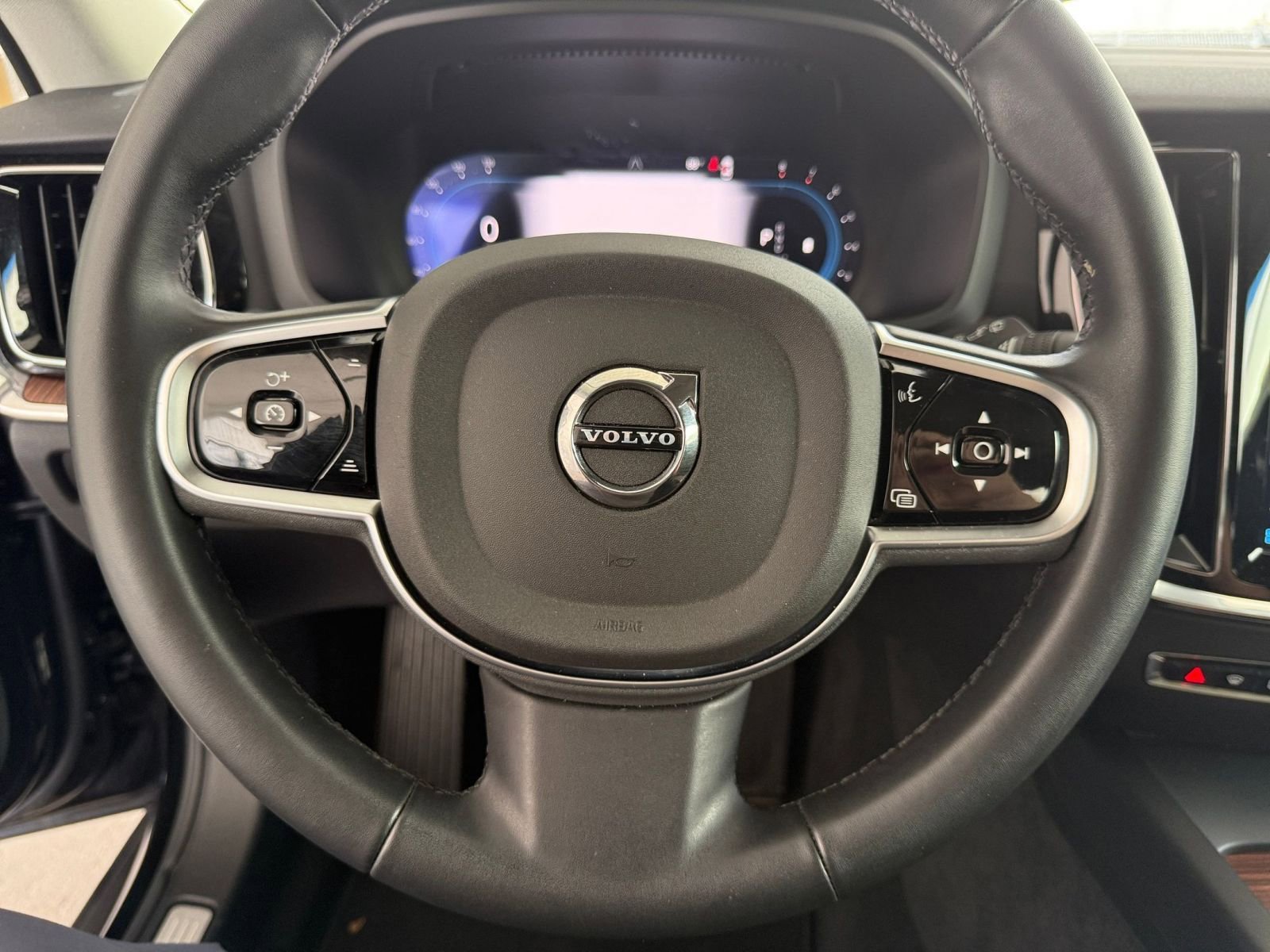 Thumbnail: 2025 Volvo S60 - 28