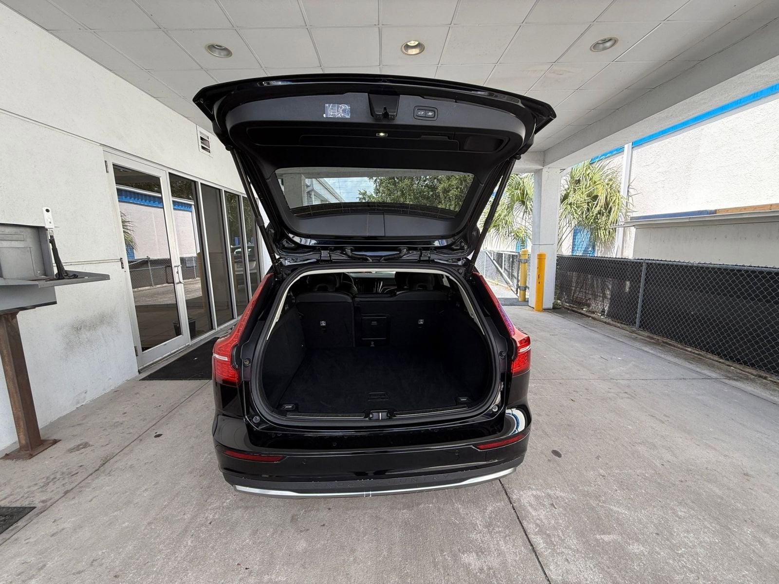 Thumbnail: 2025 Volvo S60 - 31