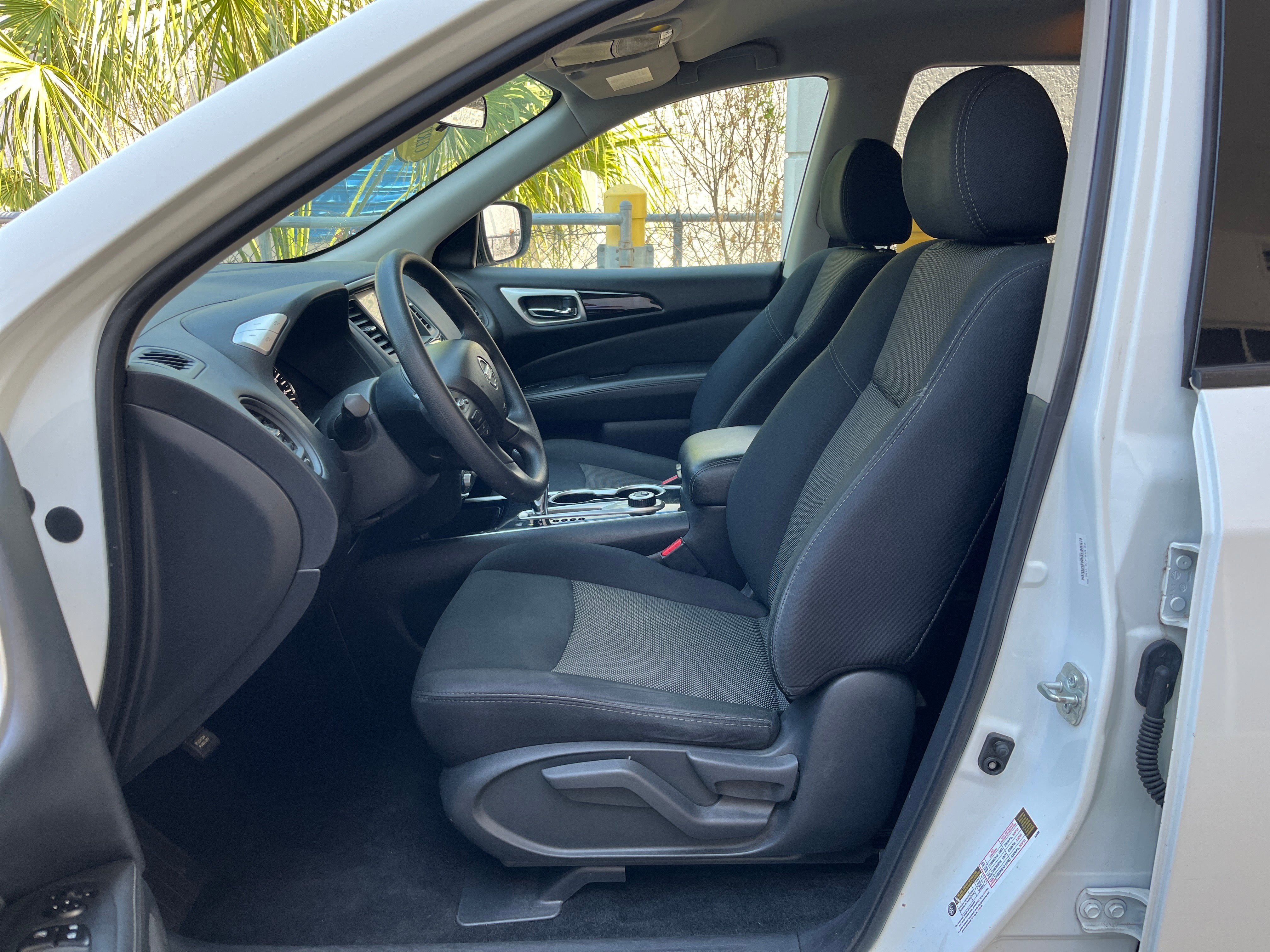 2018 Nissan Pathfinder S 26