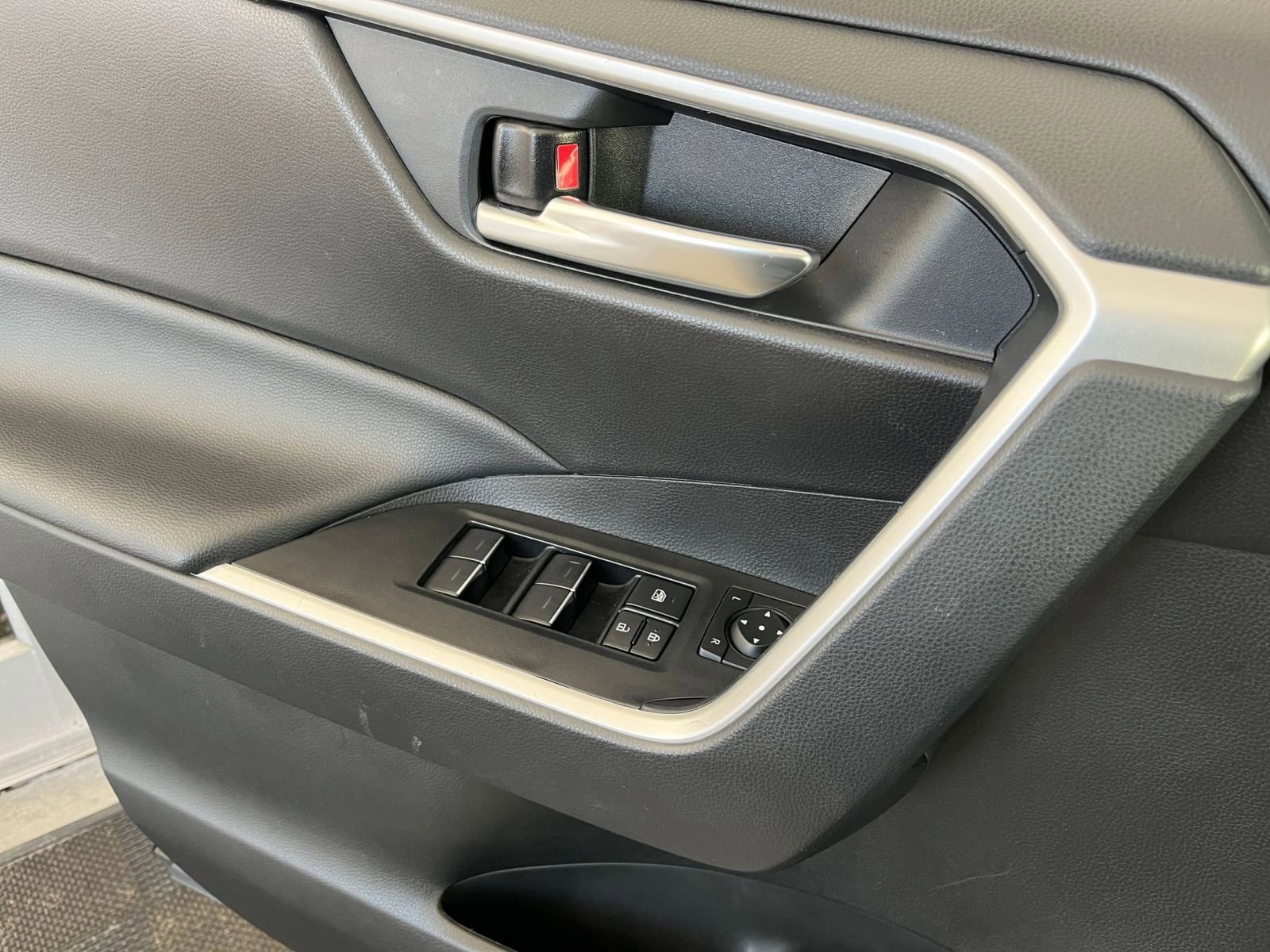 Thumbnail: 2025 Toyota RAV4 - 20