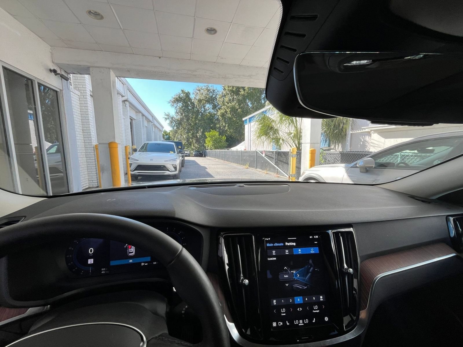 Thumbnail: 2025 Volvo S60 - 33