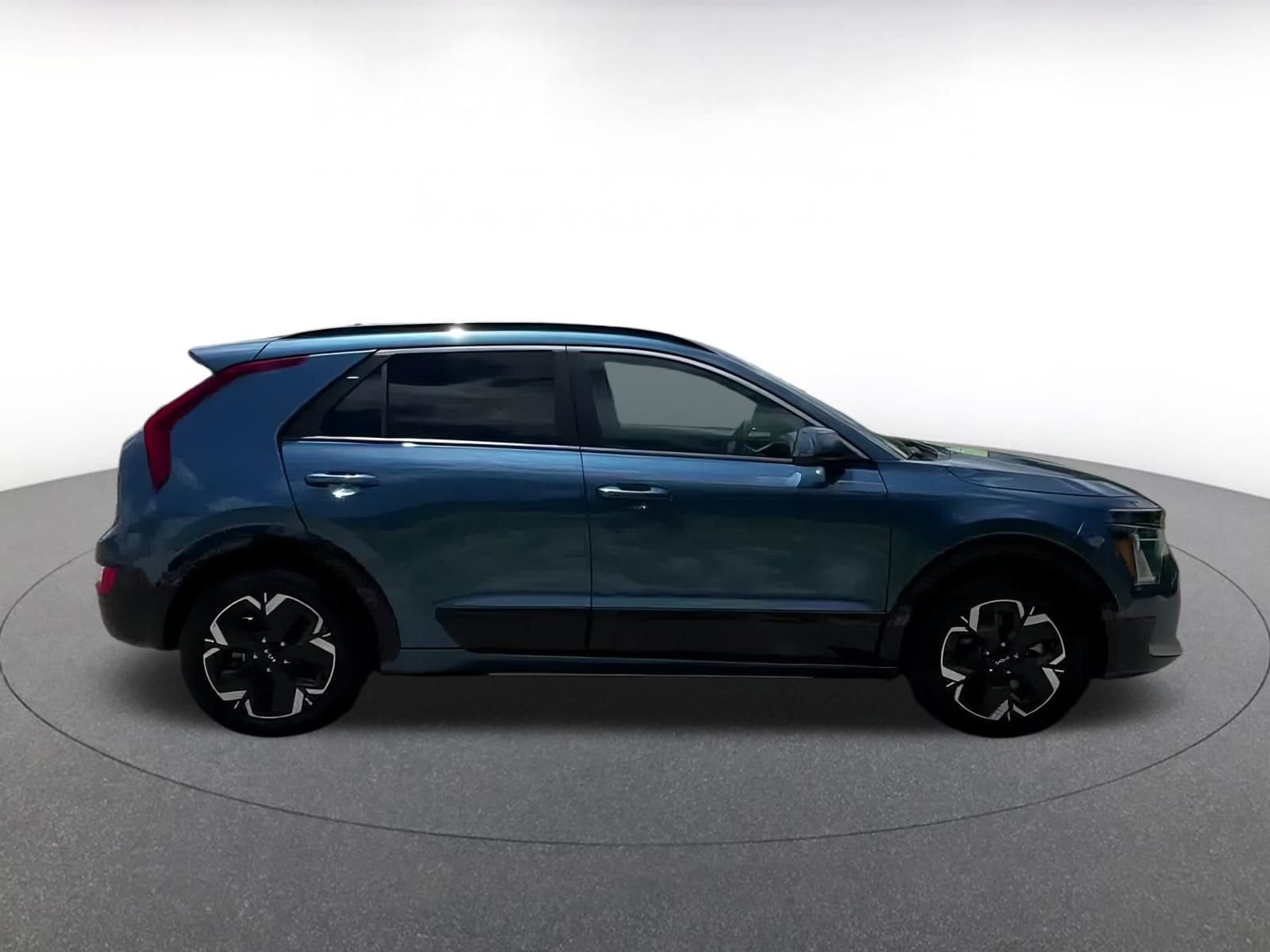Thumbnail: 2023 Kia Niro - 16