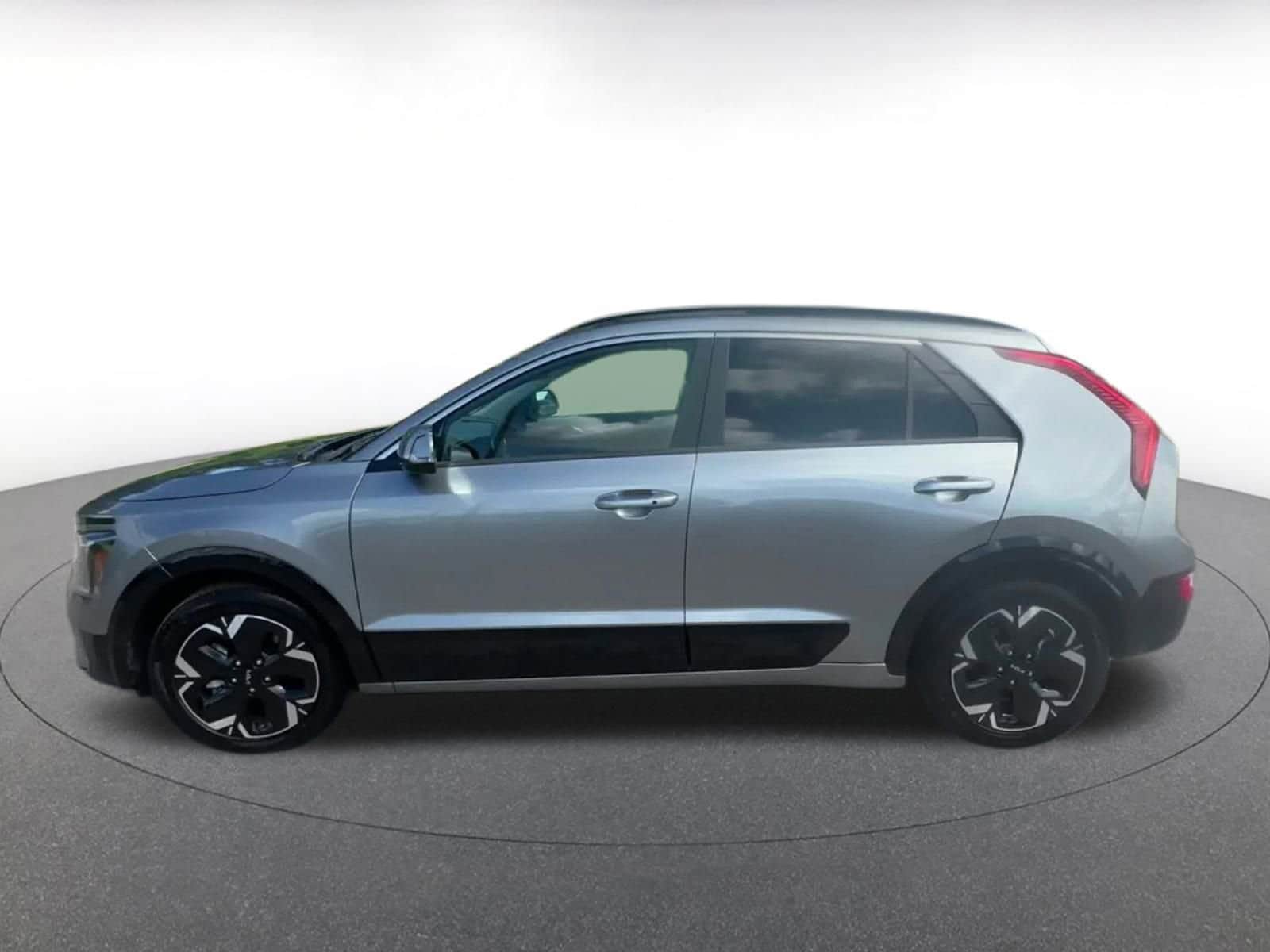 Thumbnail: 2023 Kia Niro - 8