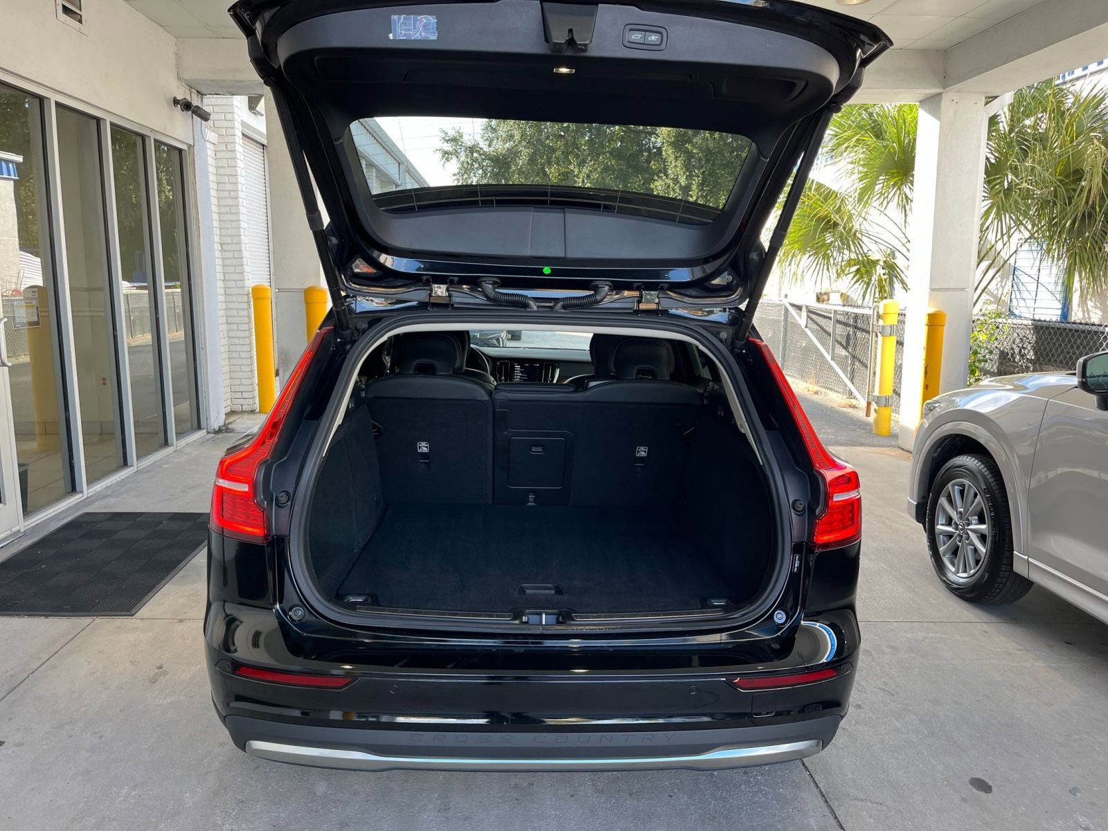 Thumbnail: 2025 Volvo S60 - 31