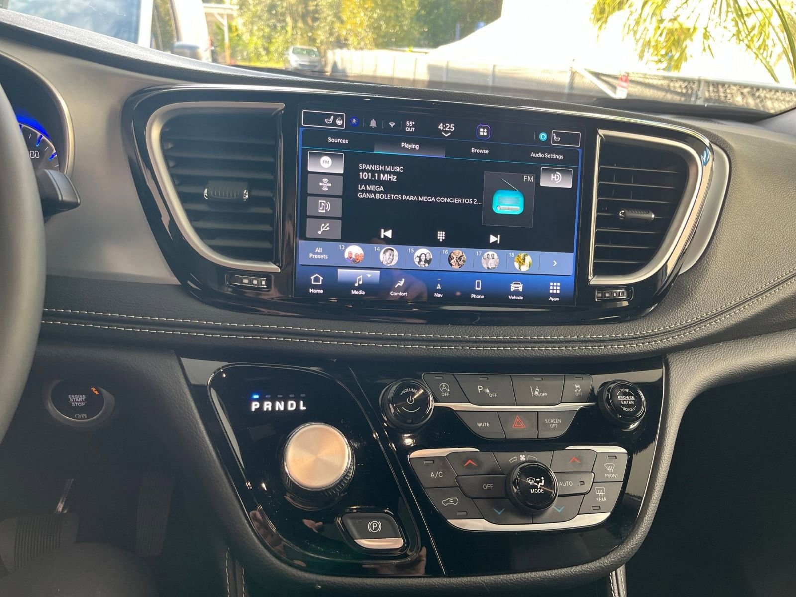 Thumbnail: 2025 Chrysler Pacifica - 18