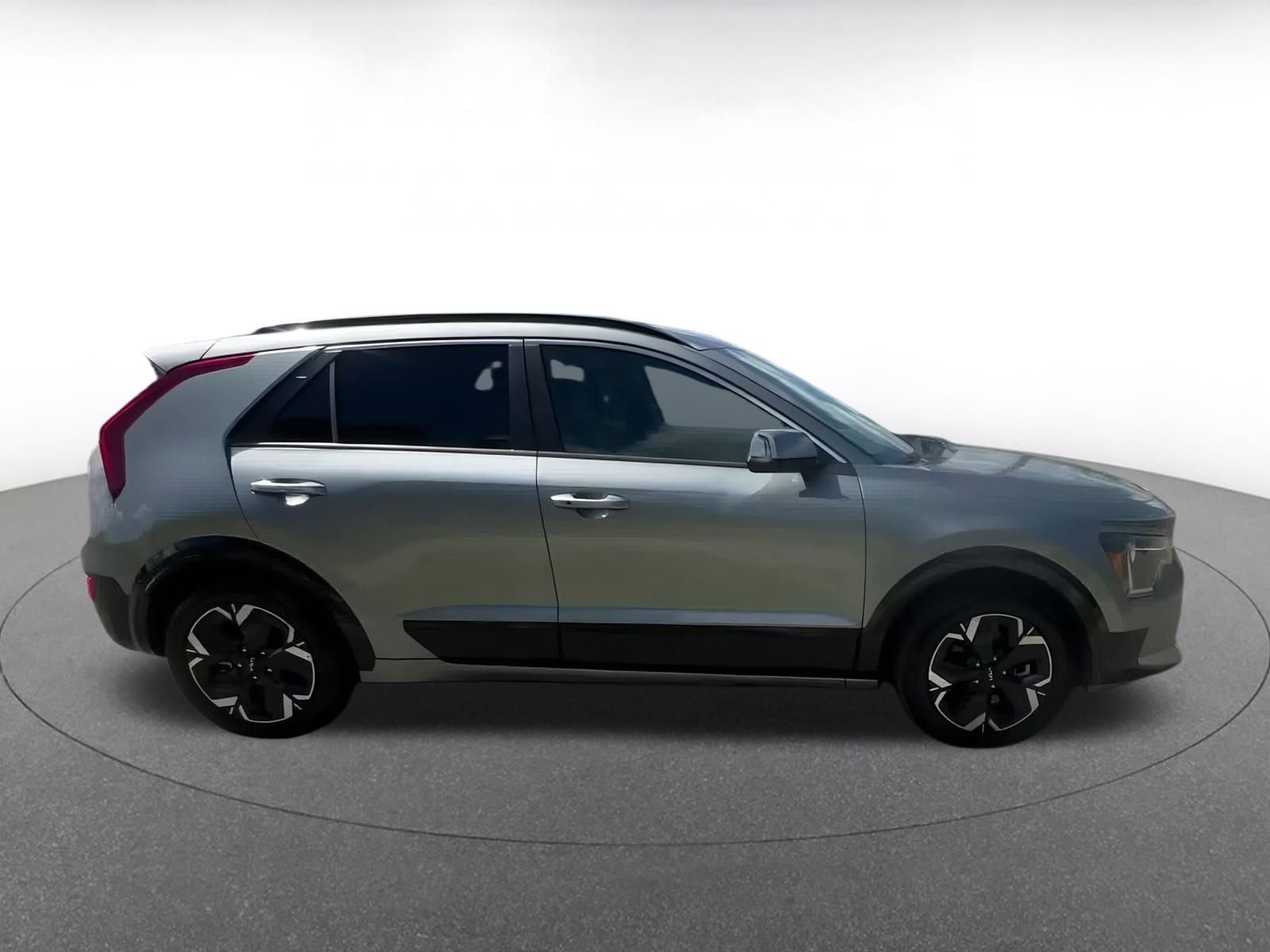 Thumbnail: 2023 Kia Niro - 16