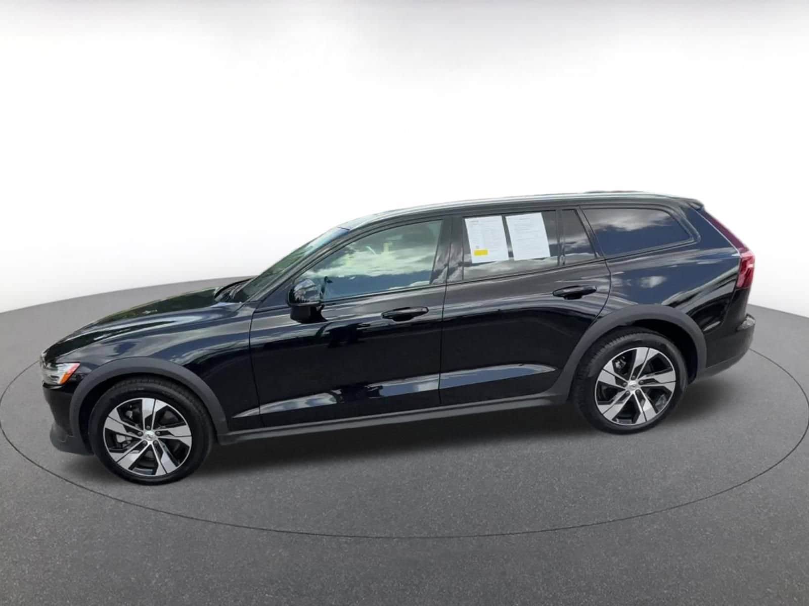 Thumbnail: 2025 Volvo S60 - 9