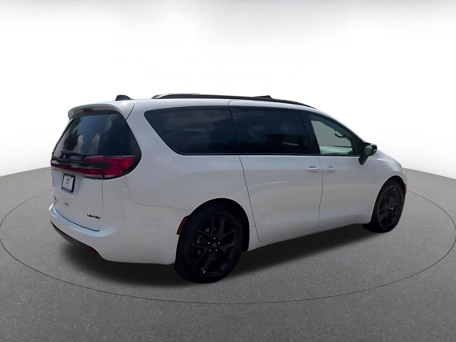 Thumbnail: 2025 Chrysler Pacifica - 15
