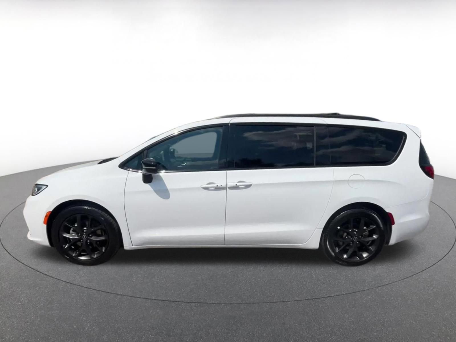 Thumbnail: 2025 Chrysler Pacifica - 9