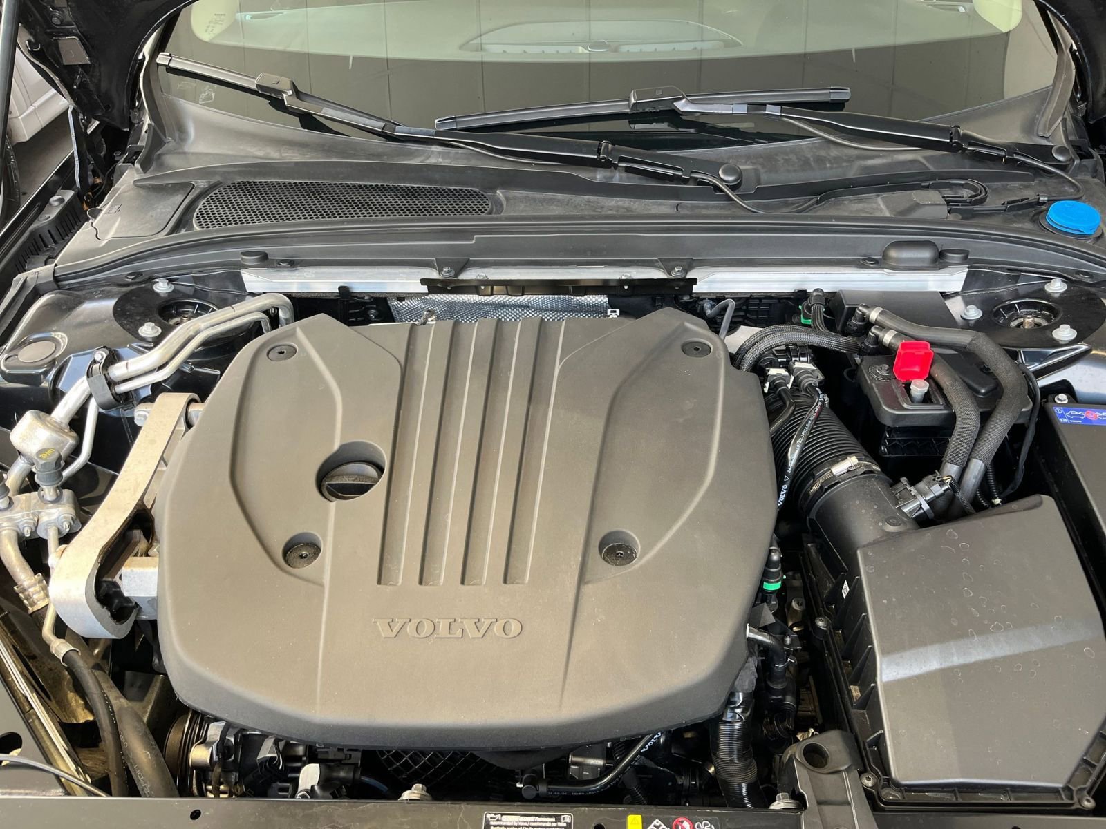 Thumbnail: 2025 Volvo S60 - 32