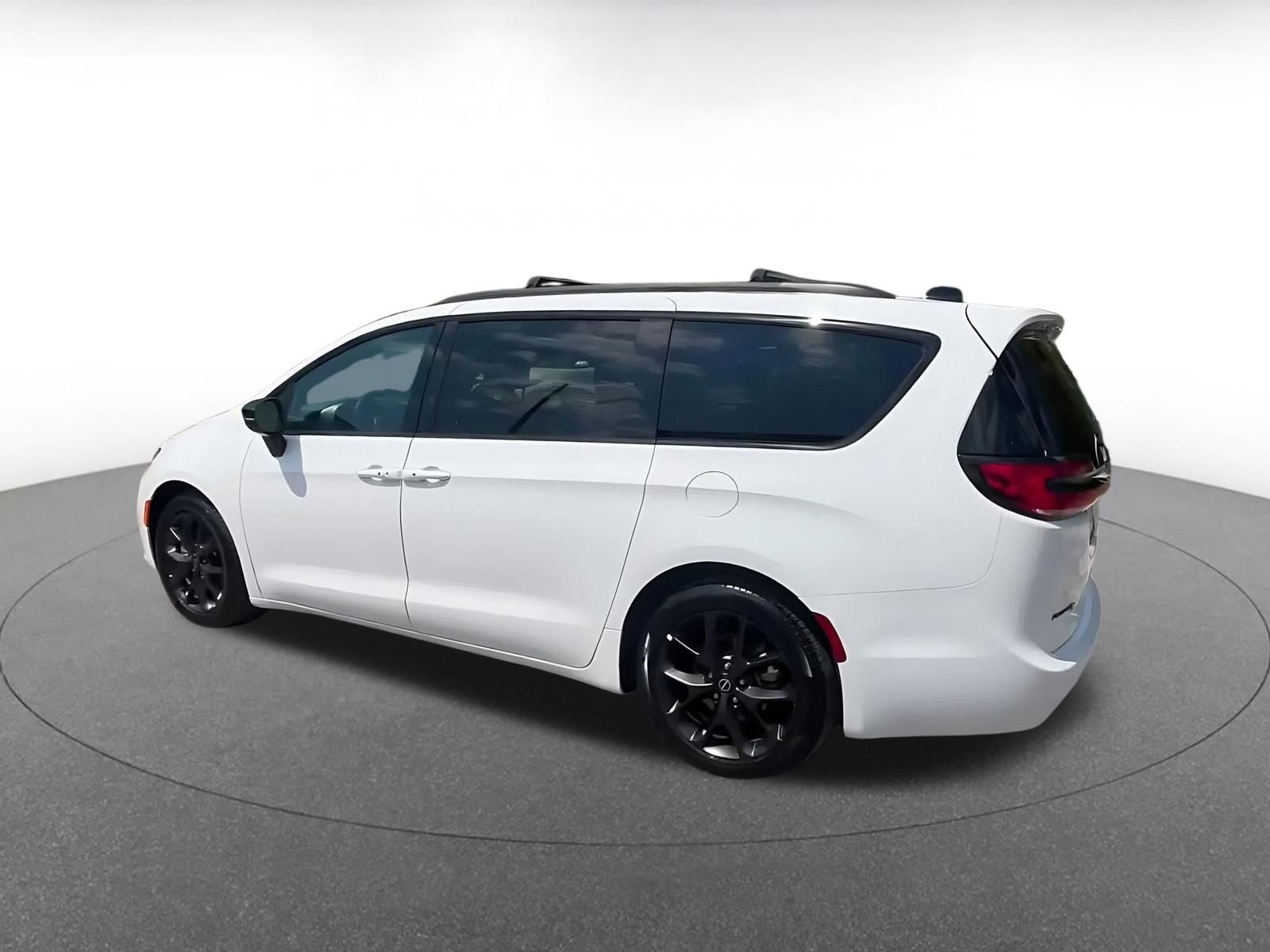 Thumbnail: 2025 Chrysler Pacifica - 10