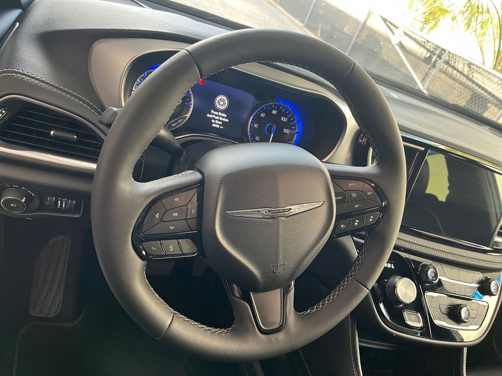 Thumbnail: 2025 Chrysler Pacifica - 32