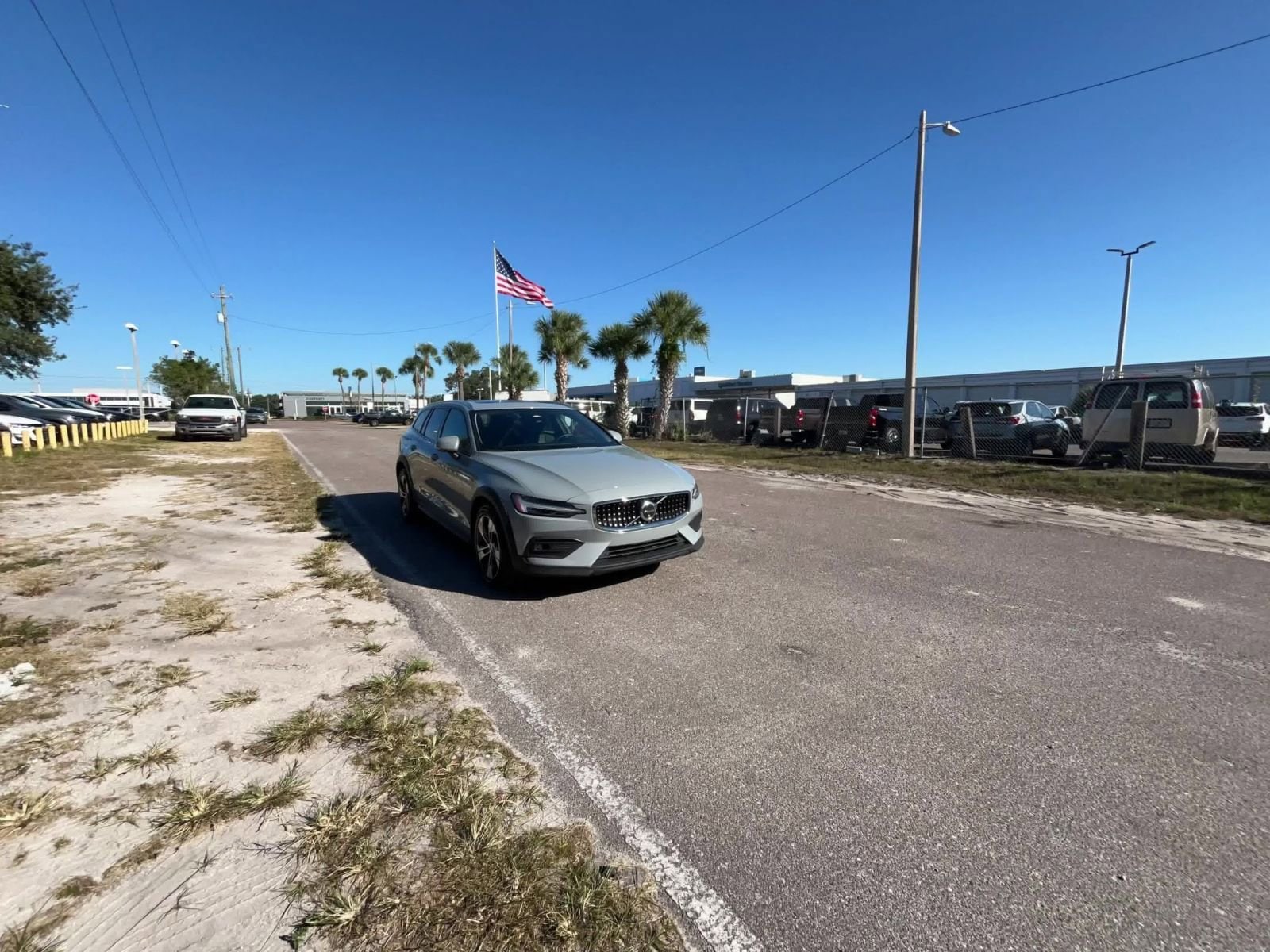 Thumbnail: 2025 Volvo S60 - 16